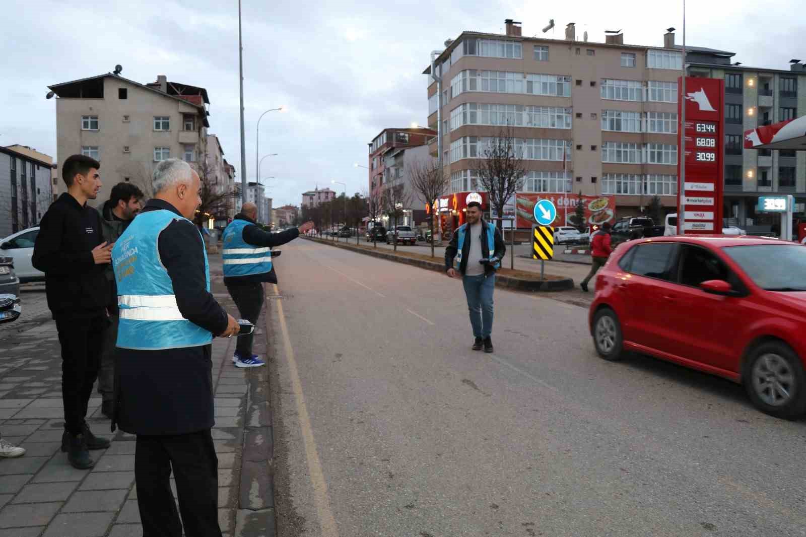 İftar vakti yolda olan sürücülere iftarlık dağıttılar
