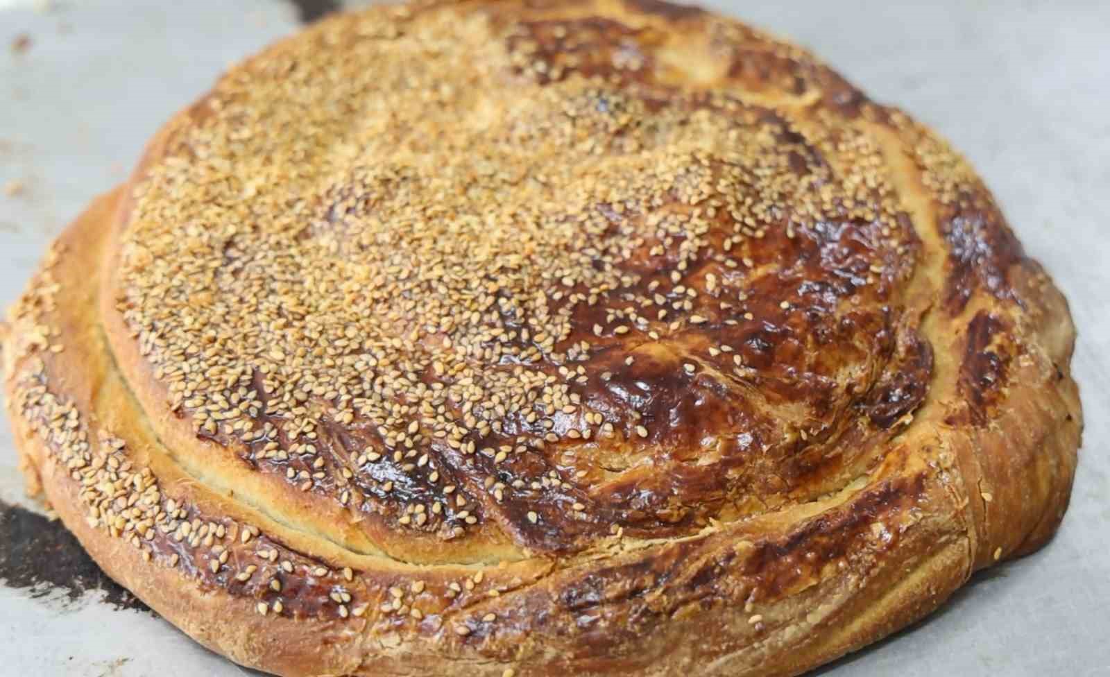 İftar ve sahur sofralarının vazgeçilmezi tahinli pide ilgi görüyor
