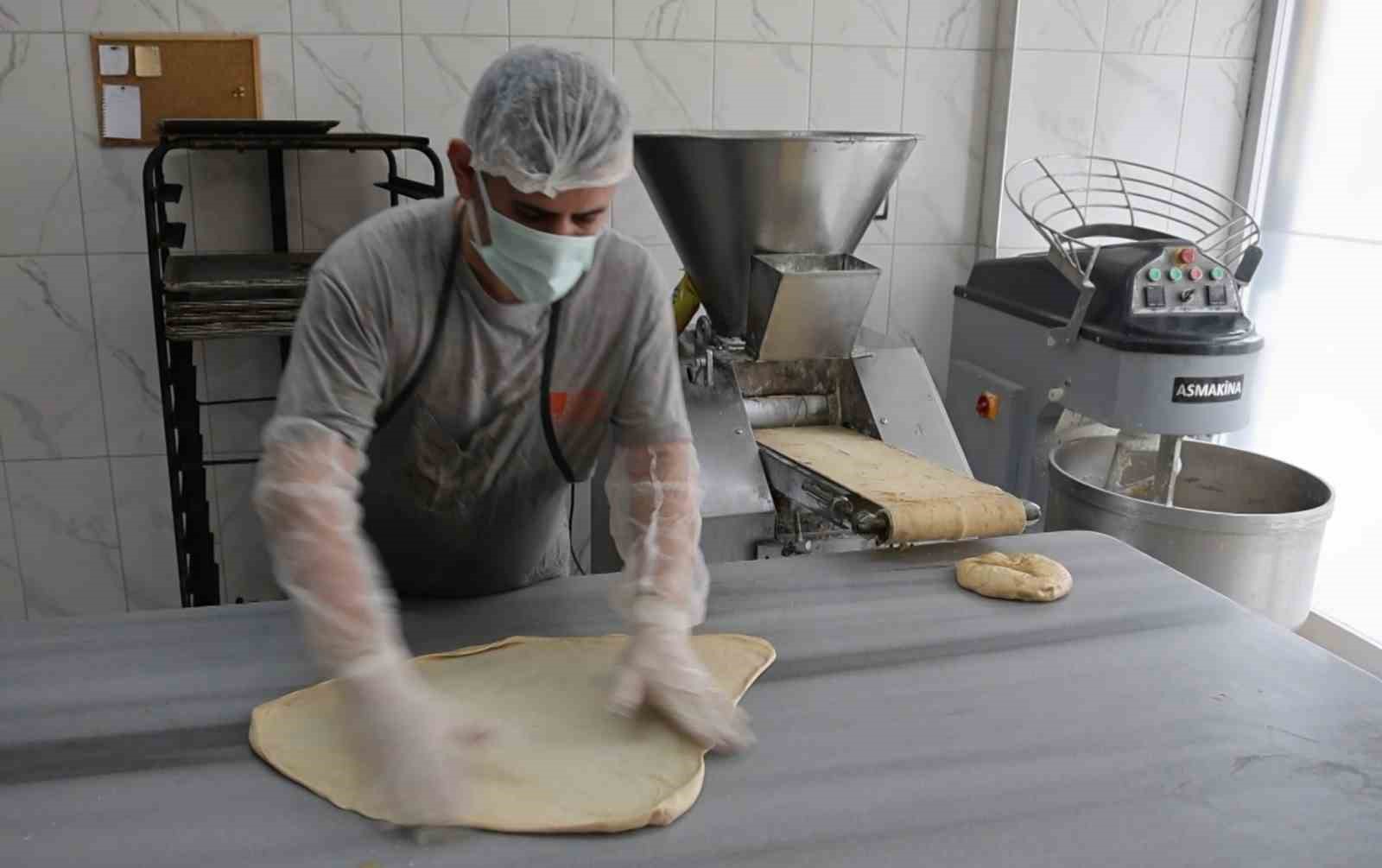 İftar ve sahur sofralarının vazgeçilmezi tahinli pide ilgi görüyor
