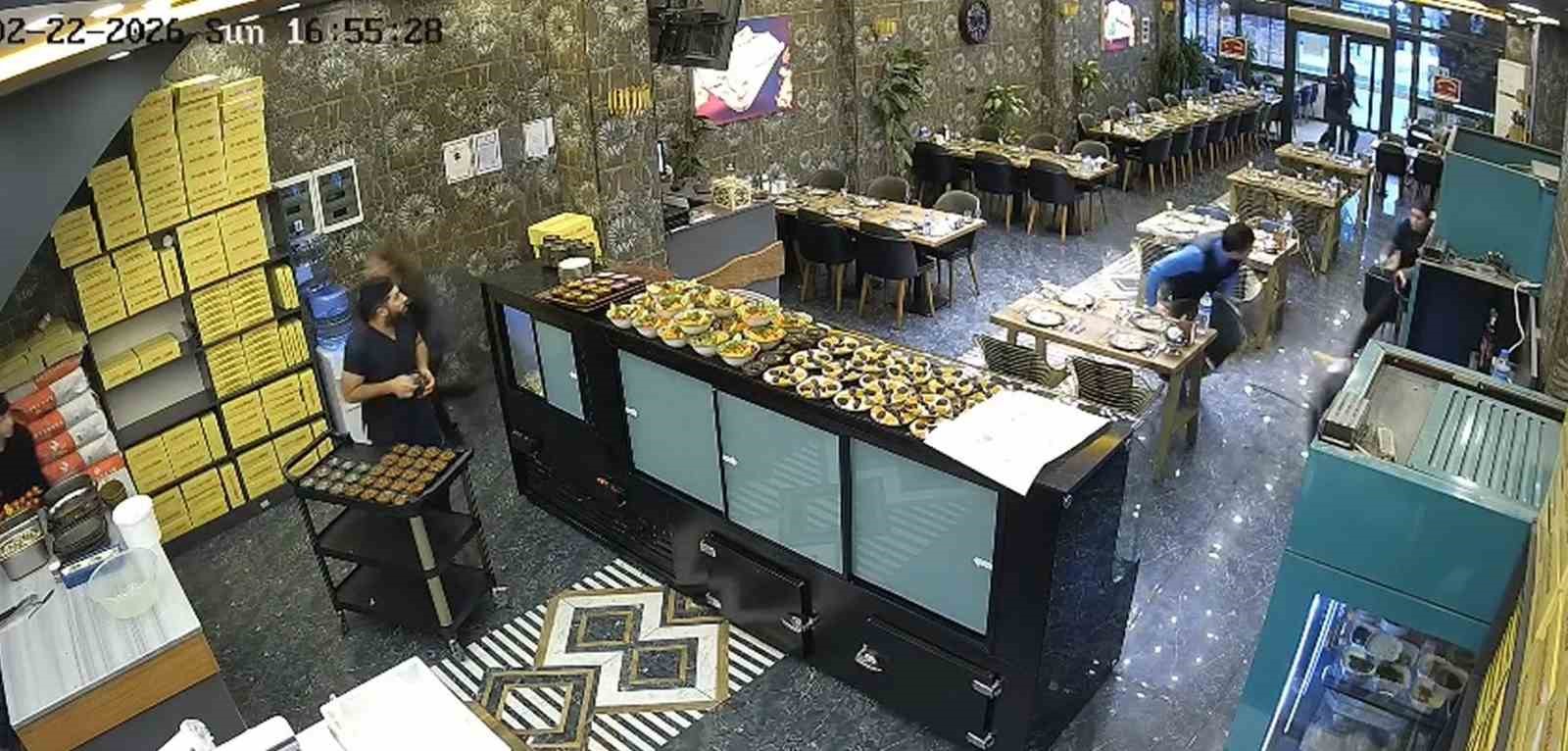 İftara saatler kala kebapçının tavanı çöktü, personel son anda kurtuldu
