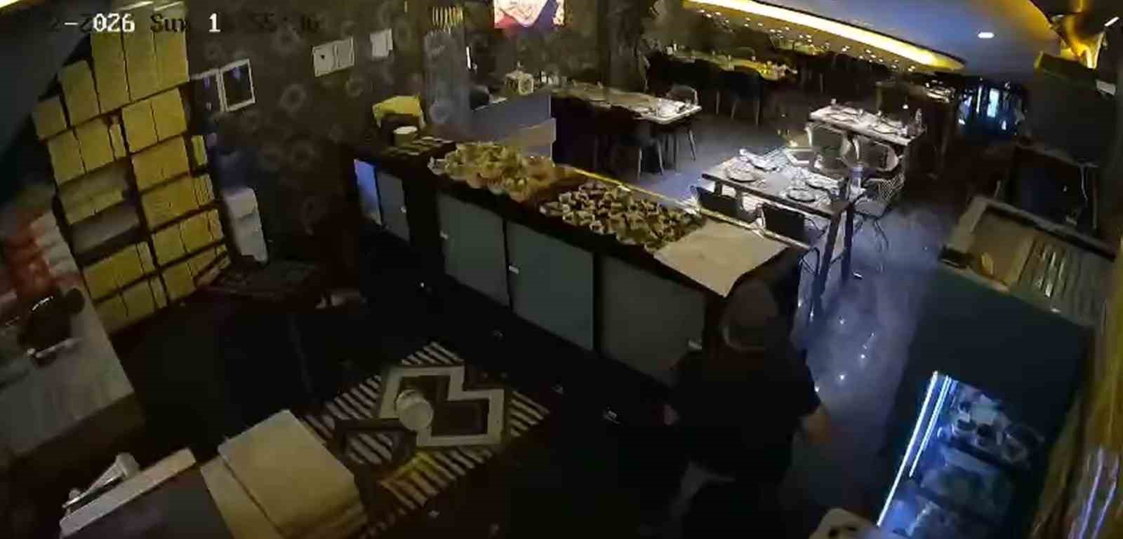 İftara saatler kala kebapçının tavanı çöktü, personel son anda kurtuldu
