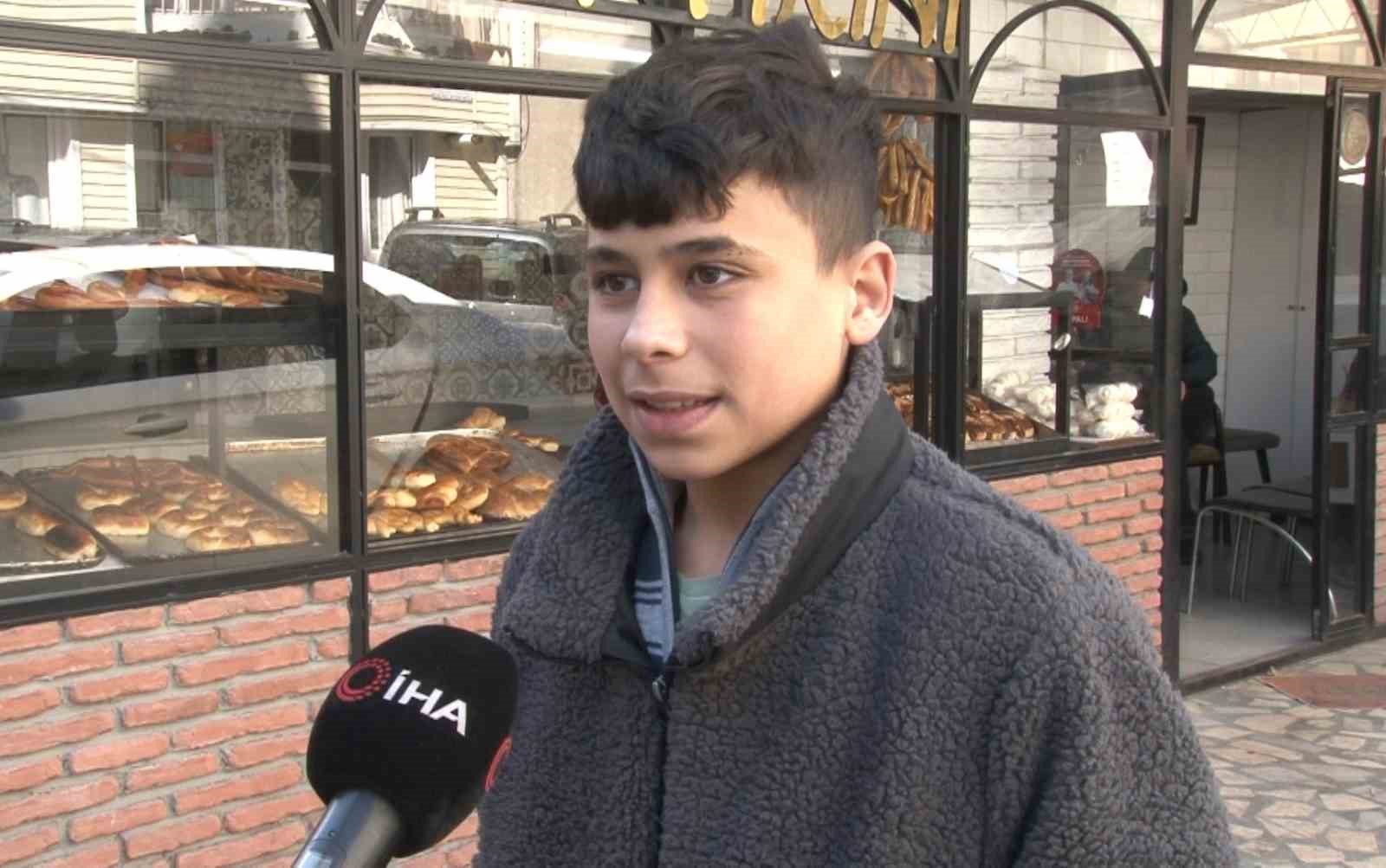 İftariyelik tabanca, kama, kılıç ve testiler çocukların gözdesi oldu
İftariyelik tabanca, kama, kılıç ve testiler çocukların gözdesi oldu