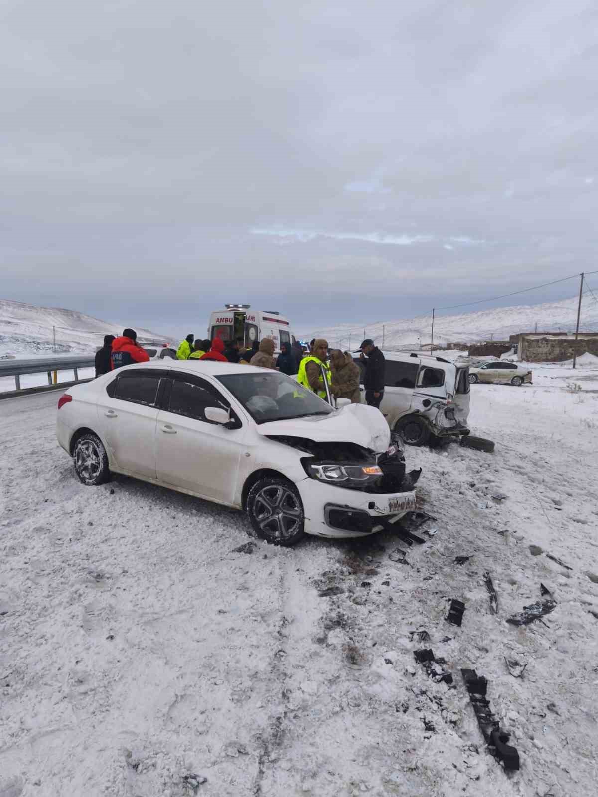 Iğdır-Doğubayazıt yolunda zincirleme kaza: 3 yaralı
