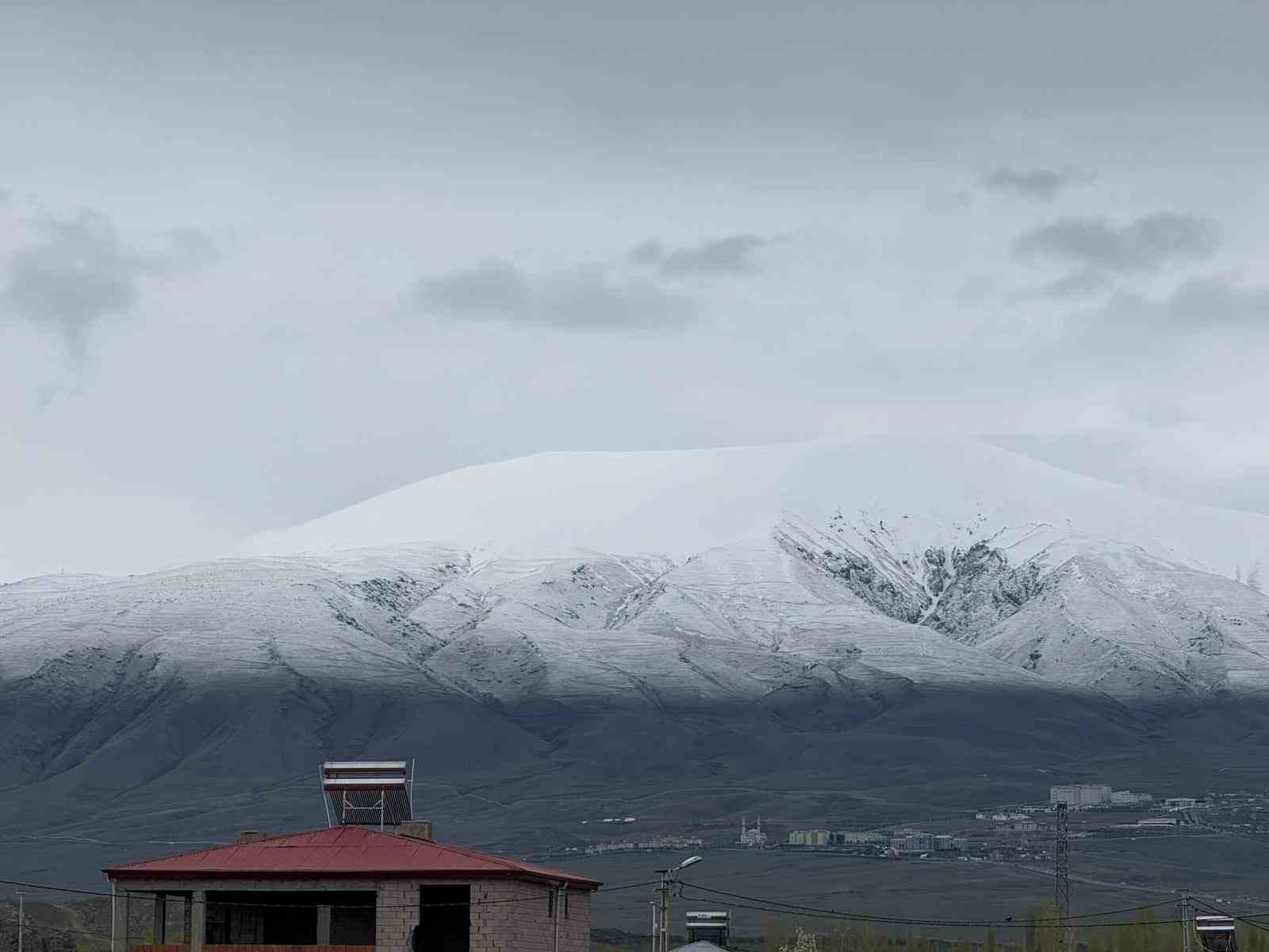 Iğdır Ovası’nı çevreleyen sıra dağlar yeniden beyaza büründü
