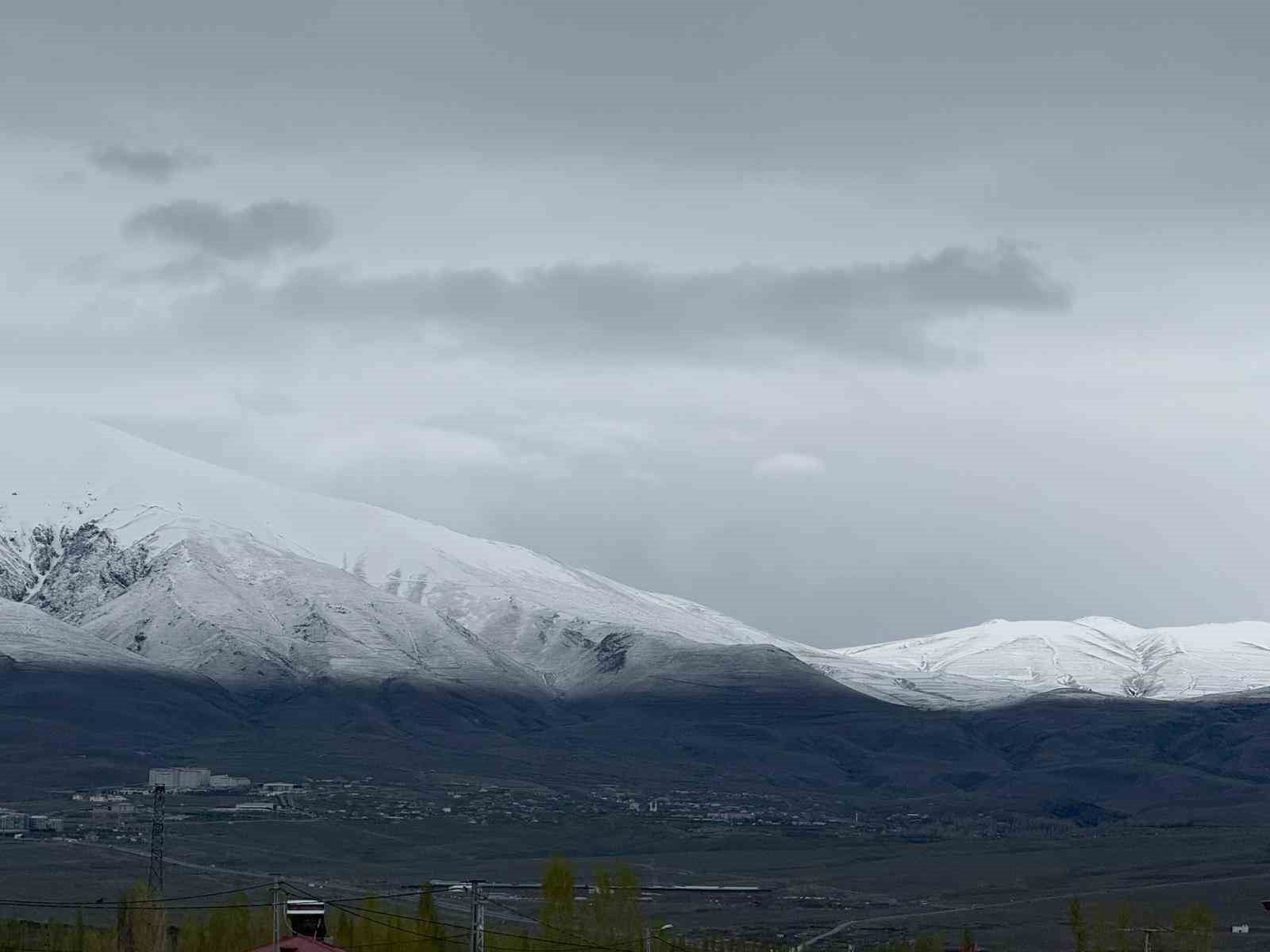 Iğdır Ovası’nı çevreleyen sıra dağlar yeniden beyaza büründü
