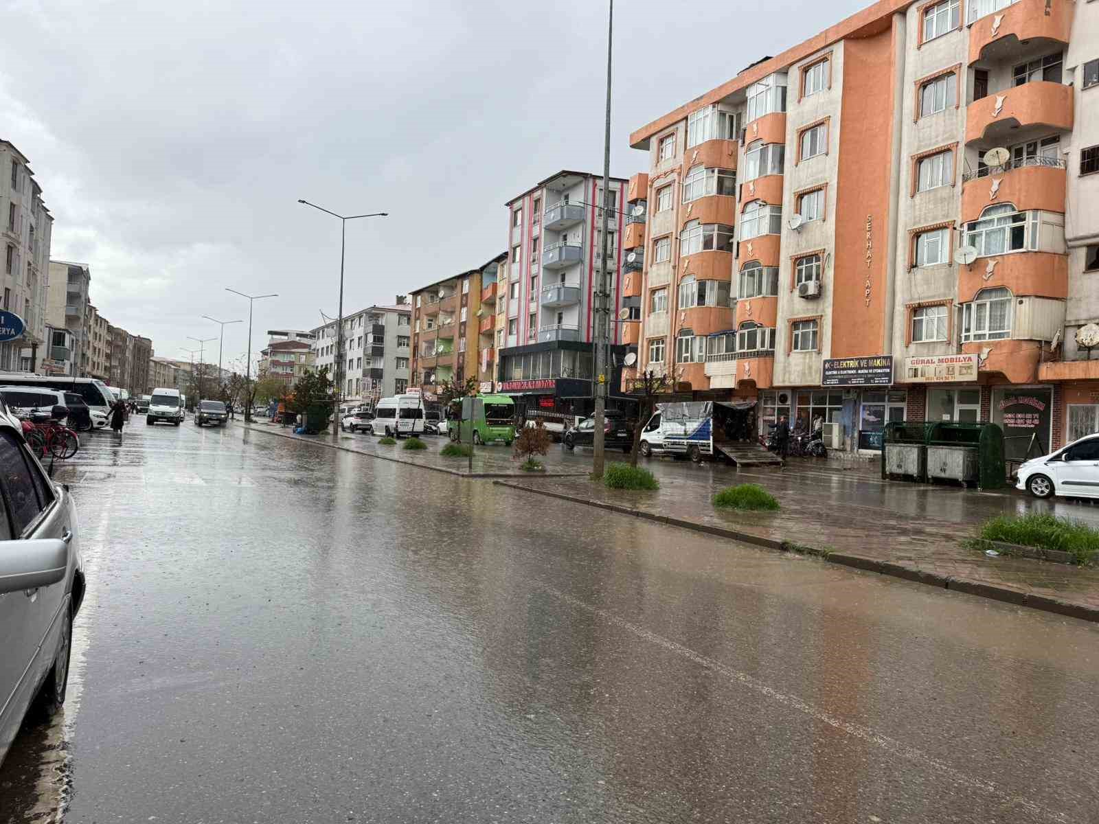 Iğdır’da 5 dakikalık sağanak hayatı felç etti
