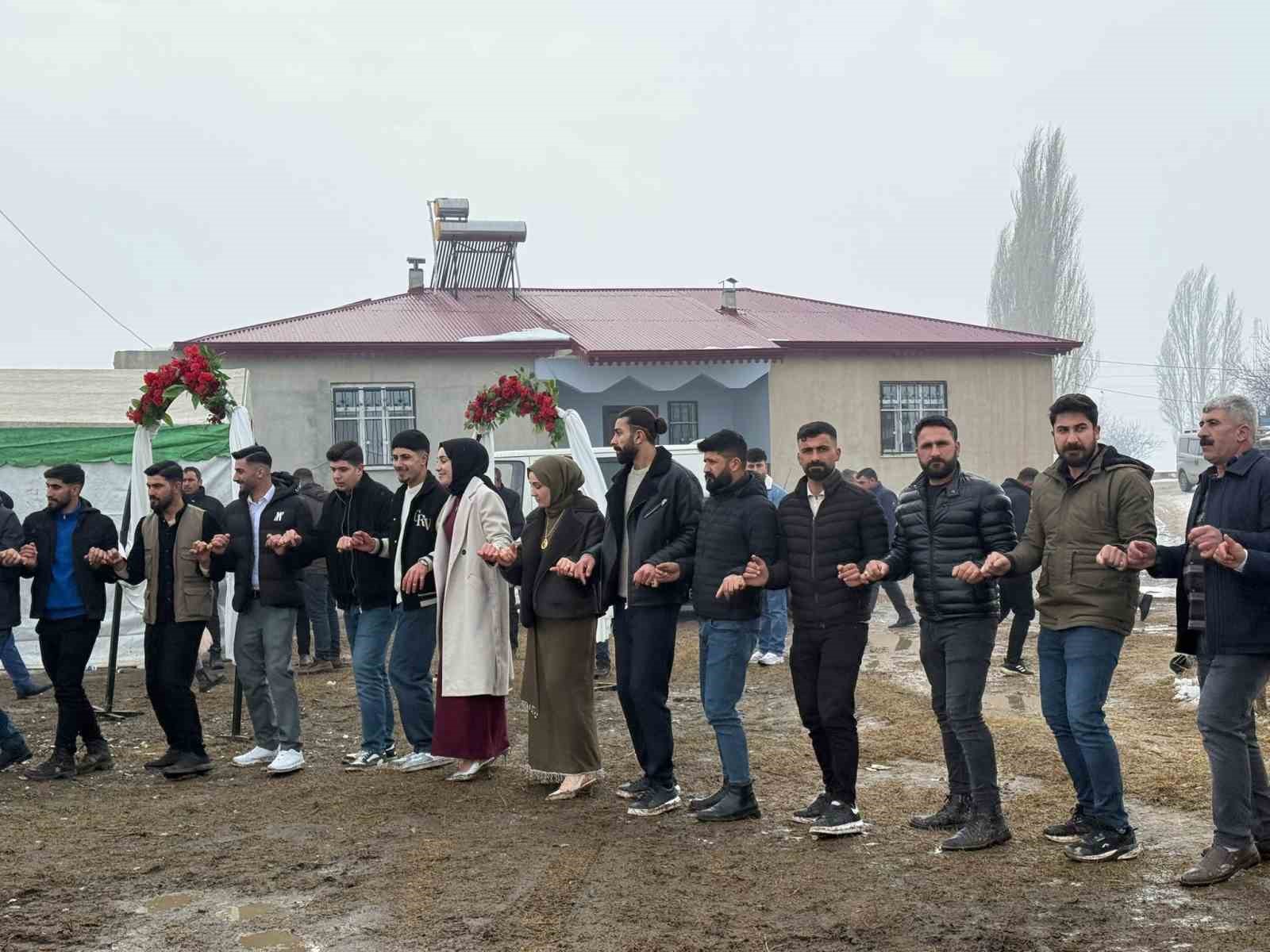 Iğdır’da bahçe düğünü geleneği kar ve çamura rağmen sürüyor
Iğdır’da bahçe düğünü geleneği kar ve çamura rağmen sürüyor