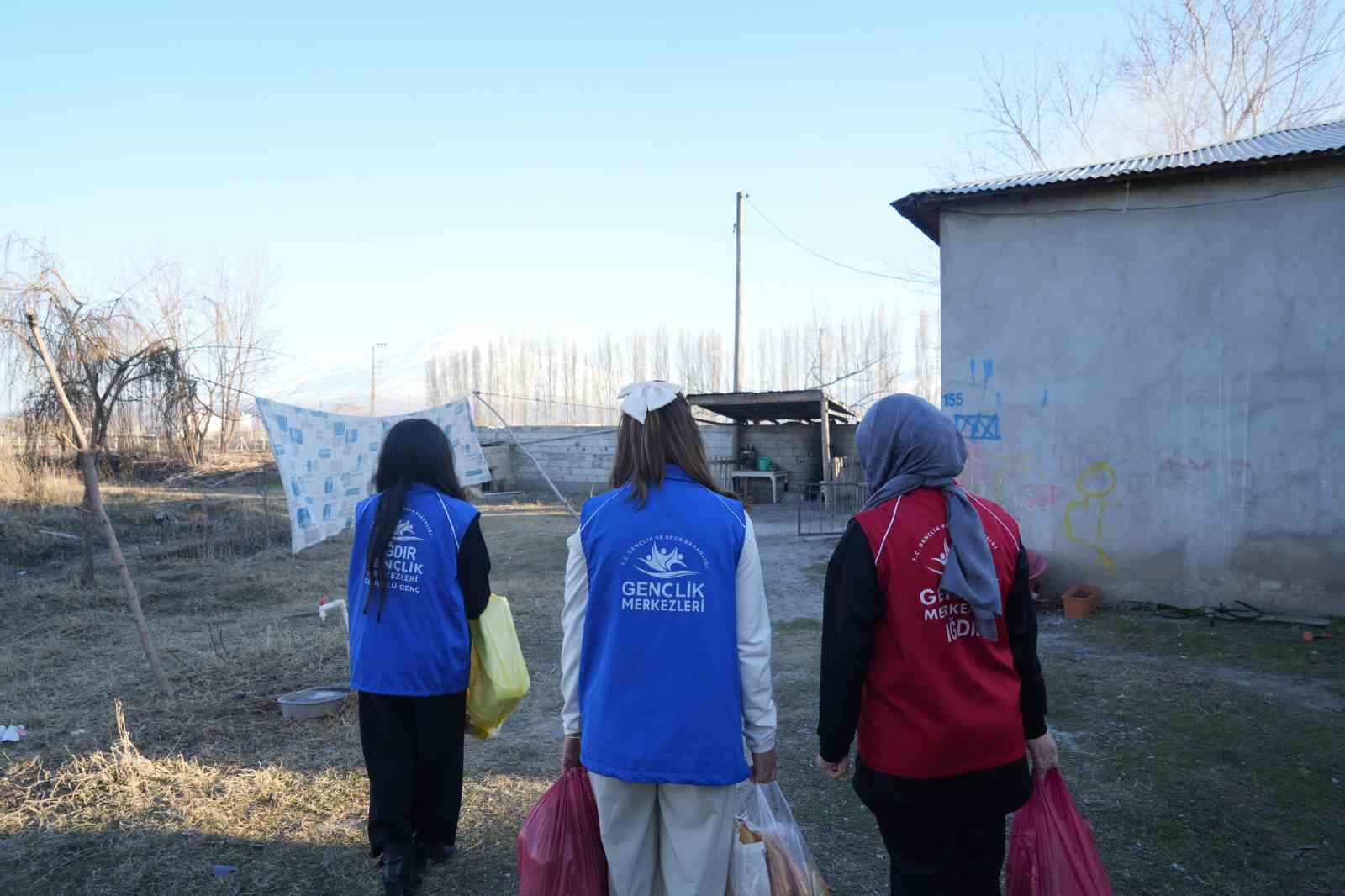 Iğdır’da gönüllüler Ramazan’da yetim ailelerle gönül sofrası kuruyor
