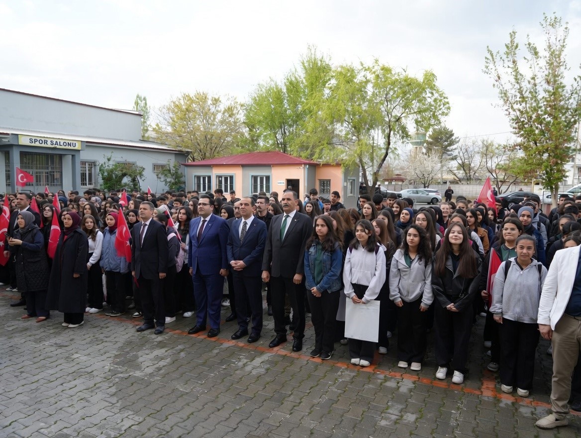 Iğdır’da haftanın ilk eğitim gününde protokol öğrencilerle buluştu

