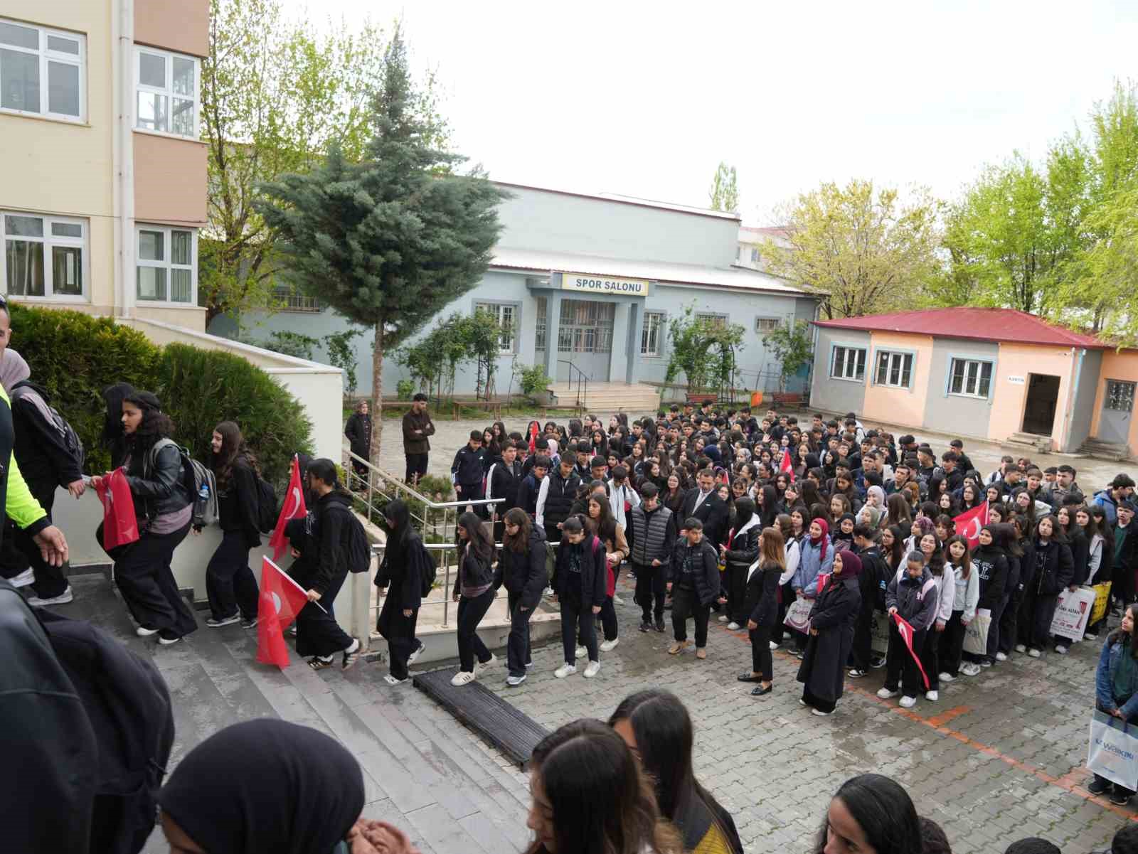 Iğdır’da haftanın ilk eğitim gününde protokol öğrencilerle buluştu
