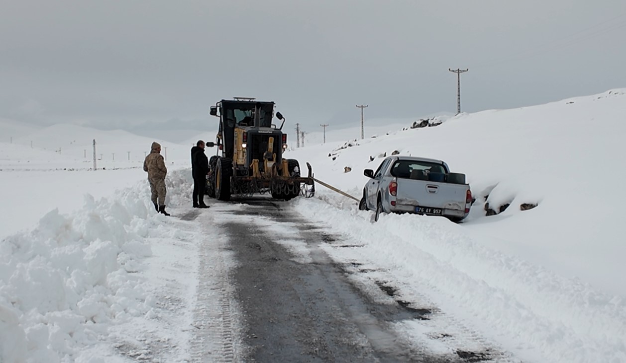 Iğdır’da kapalı 5 köy yolunda çalışmalar devam ediyor
