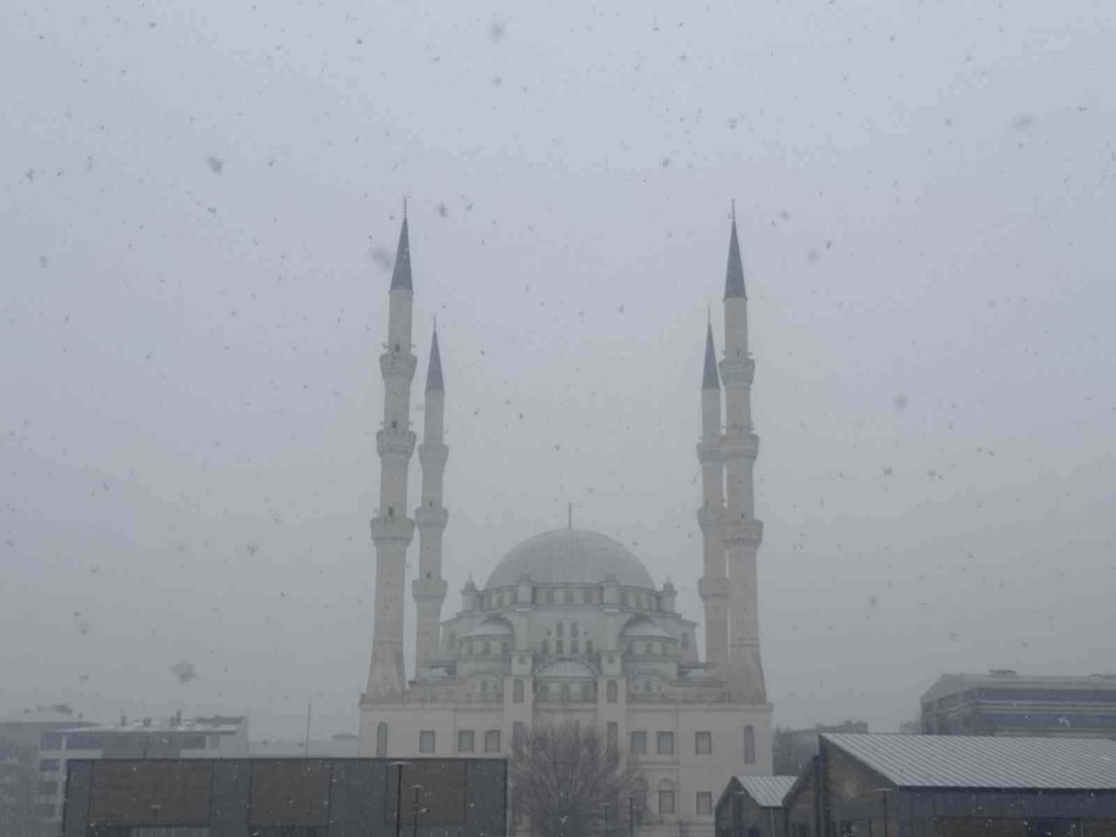 Iğdır’da kar yağışı yeniden başladı
