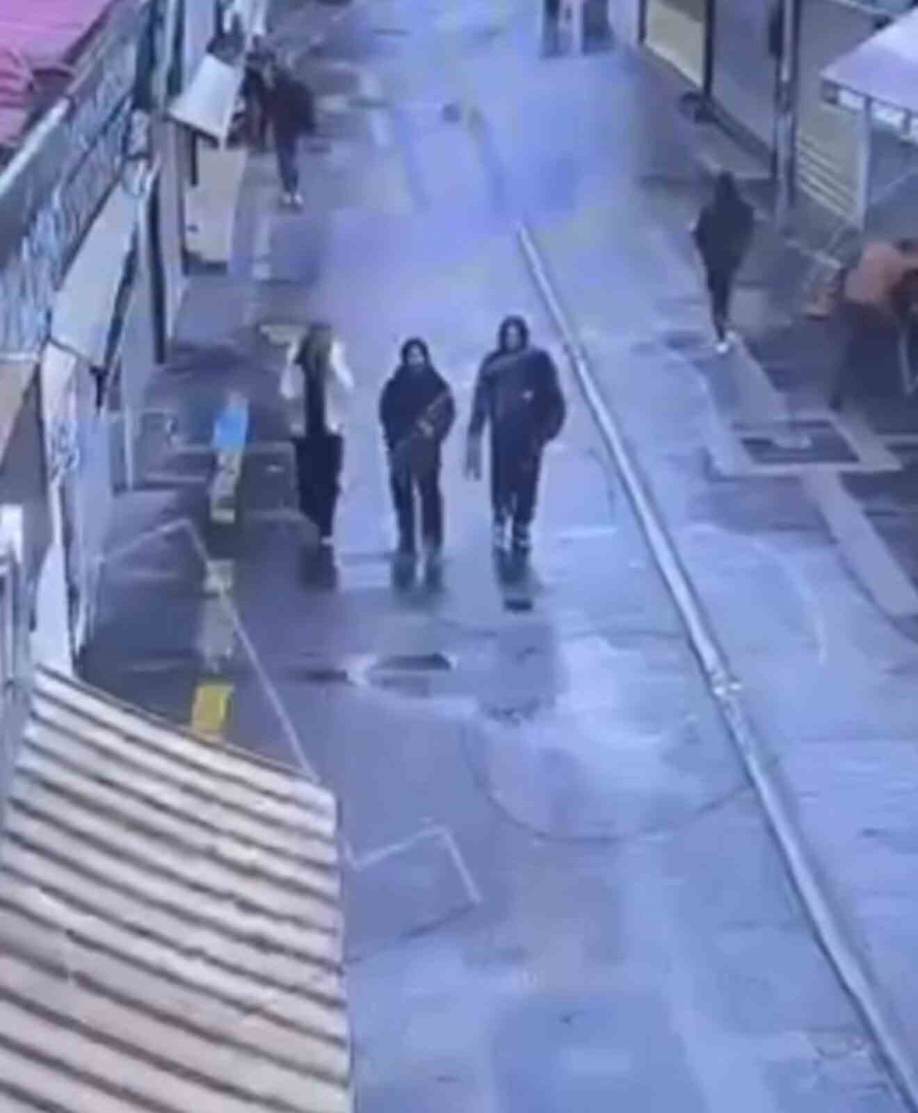 Iğdır’da kız çocuğunun bıçaklı saldırıya uğradığı anlar kamerada
