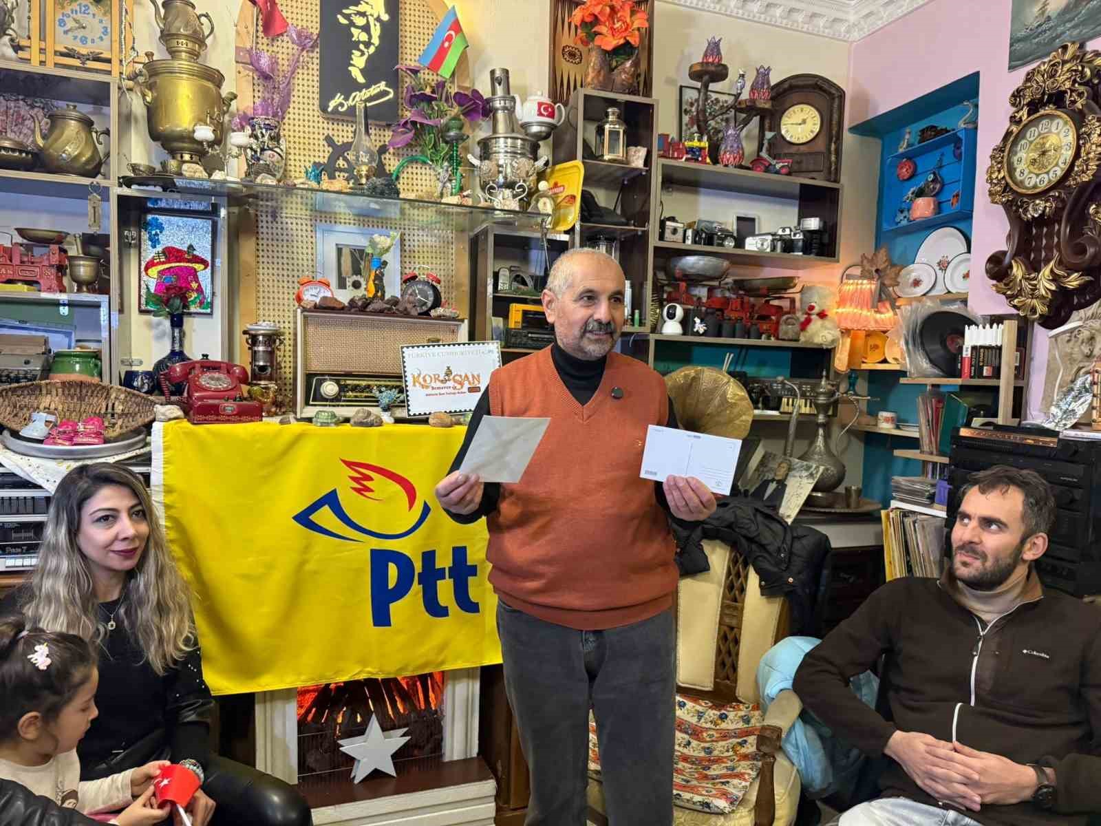 Iğdır’da nostalji rüzgarı: Pul ve kartpostalla mesaj gönderme geleneği yeniden canlandı
Iğdır’da nostalji rüzgarı: Pul ve kartpostalla mesaj gönderme geleneği yeniden canlandı