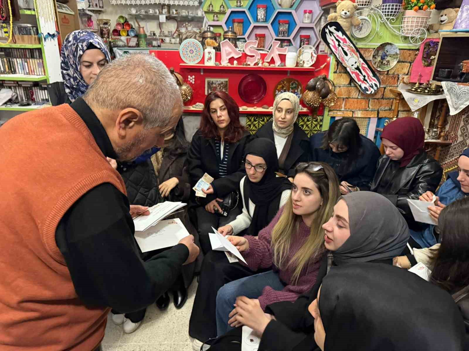 Iğdır’da nostalji rüzgarı: Pul ve kartpostalla mesaj gönderme geleneği yeniden canlandı
Iğdır’da nostalji rüzgarı: Pul ve kartpostalla mesaj gönderme geleneği yeniden canlandı