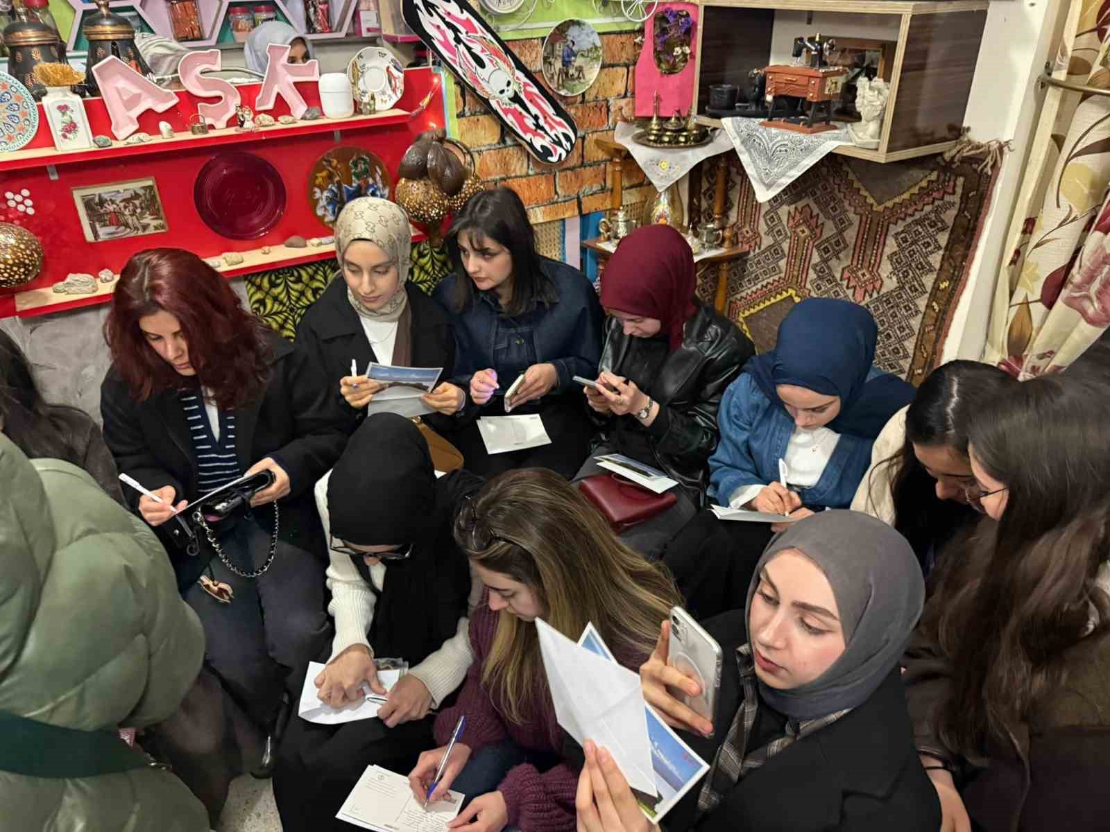 Iğdır’da nostalji rüzgarı: Pul ve kartpostalla mesaj gönderme geleneği yeniden canlandı
Iğdır’da nostalji rüzgarı: Pul ve kartpostalla mesaj gönderme geleneği yeniden canlandı