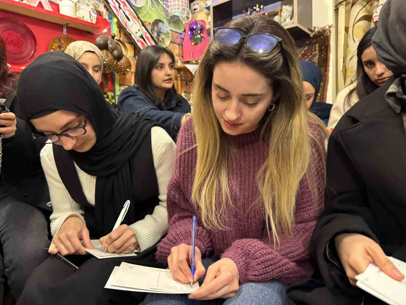 Iğdır’da nostalji rüzgarı: Pul ve kartpostalla mesaj gönderme geleneği yeniden canlandı
Iğdır’da nostalji rüzgarı: Pul ve kartpostalla mesaj gönderme geleneği yeniden canlandı