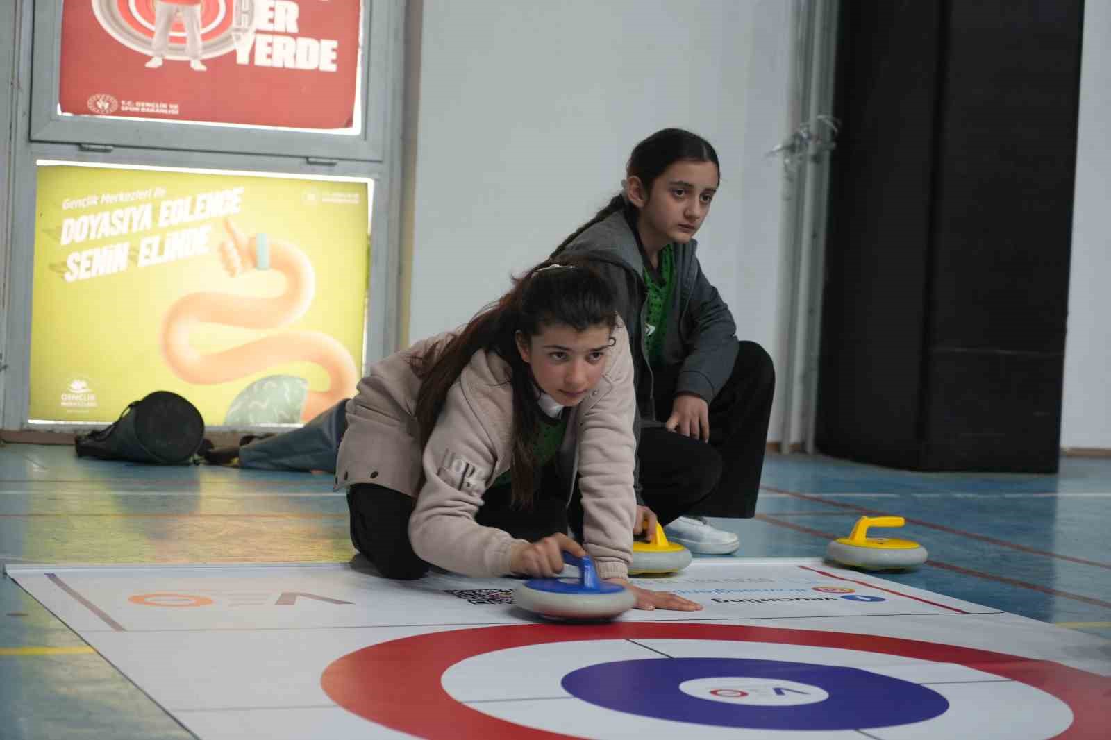 Iğdır’da öğrenciler floor curling ile tanışıyor
