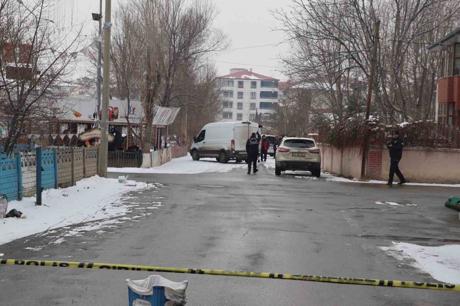 Iğdır’da şüpheli çanta korkuttu, içinden çocuk kıyafetleri çıktı
