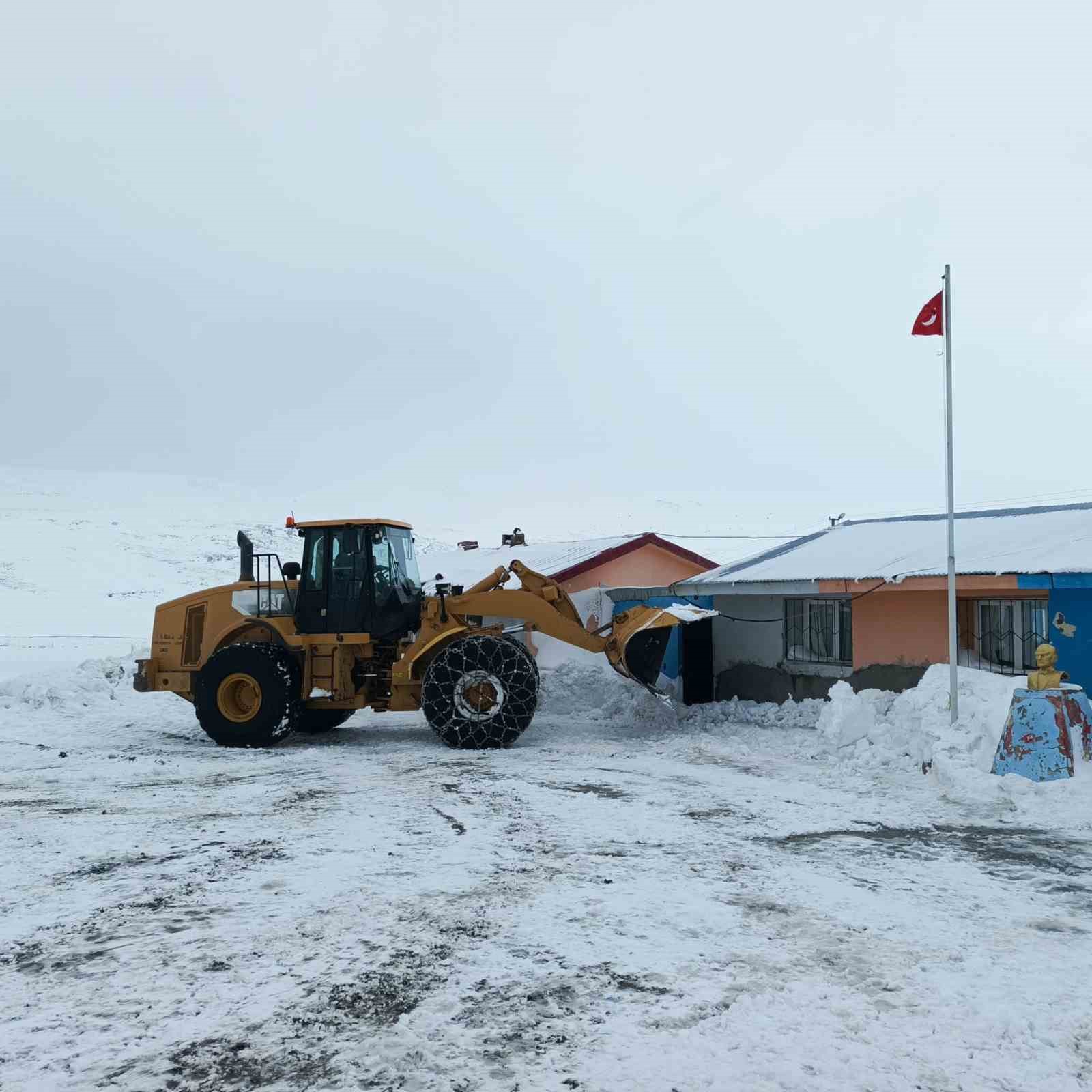 Iğdır’da ulaşıma kapanan 19 köy yolunda çalışmalar devam ediyor
