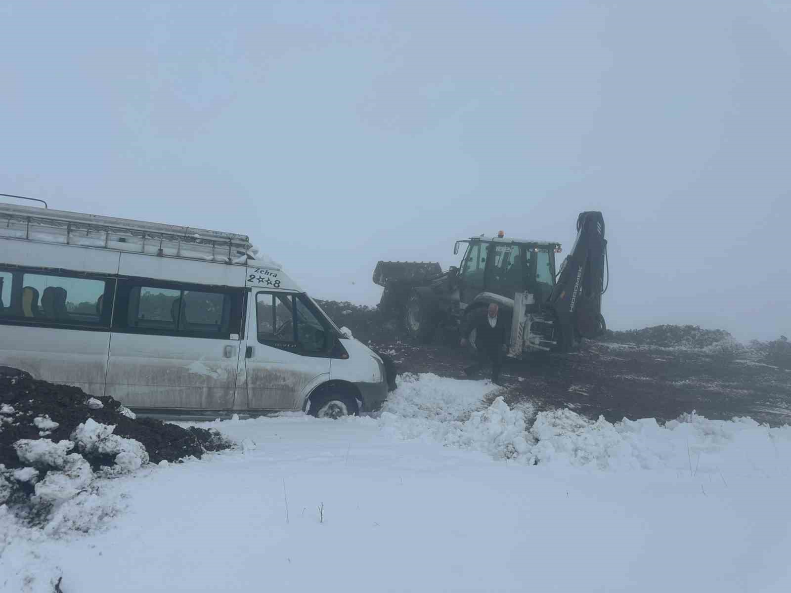 Iğdır’da yoğun kar yağışı: 57 köy yolu ulaşıma kapandı, şarampole devrilen minibüs kurtarıldı
