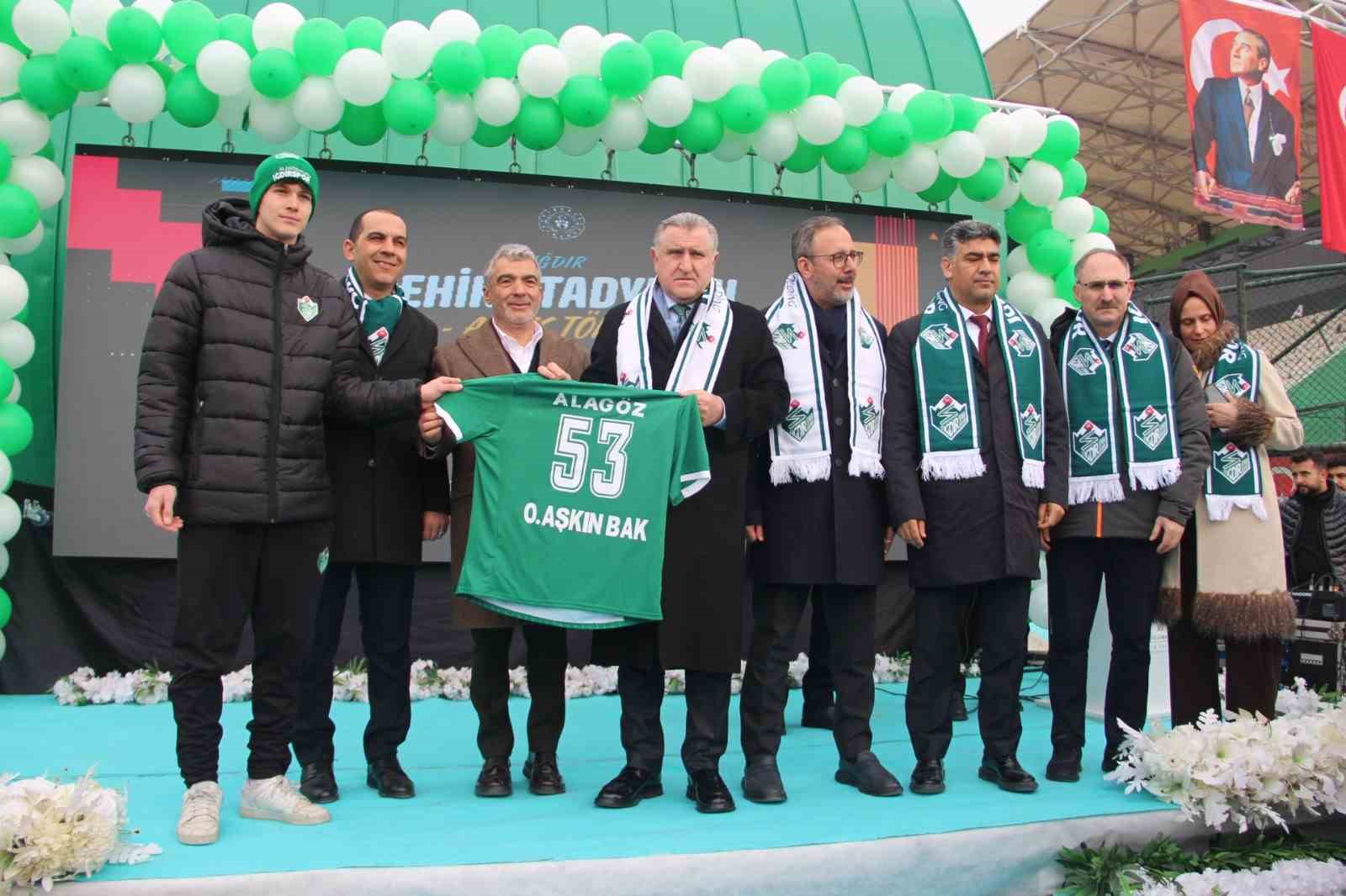 Iğdır’ın yeni stadyumunun açılışını Bakan Osman Aşkın Bak gerçekleştirdi
Iğdır’ın yeni stadyumunun açılışını Bakan Osman Aşkın Bak gerçekleştirdi