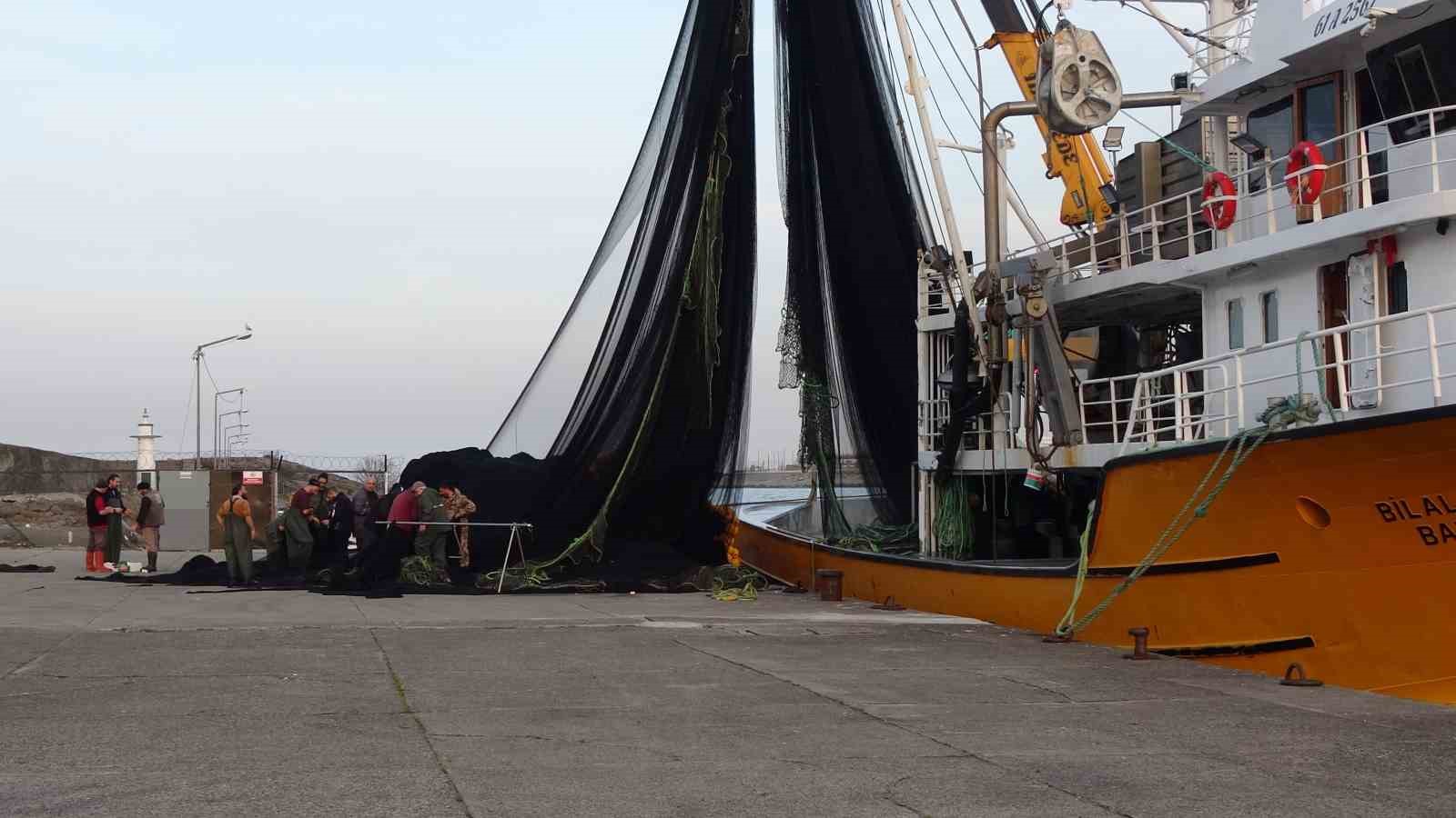 İğneada ve Gürcistan açıklarındaki hamsi avı beklentileri karşılamayınca balıkçılar erken paydos etti
