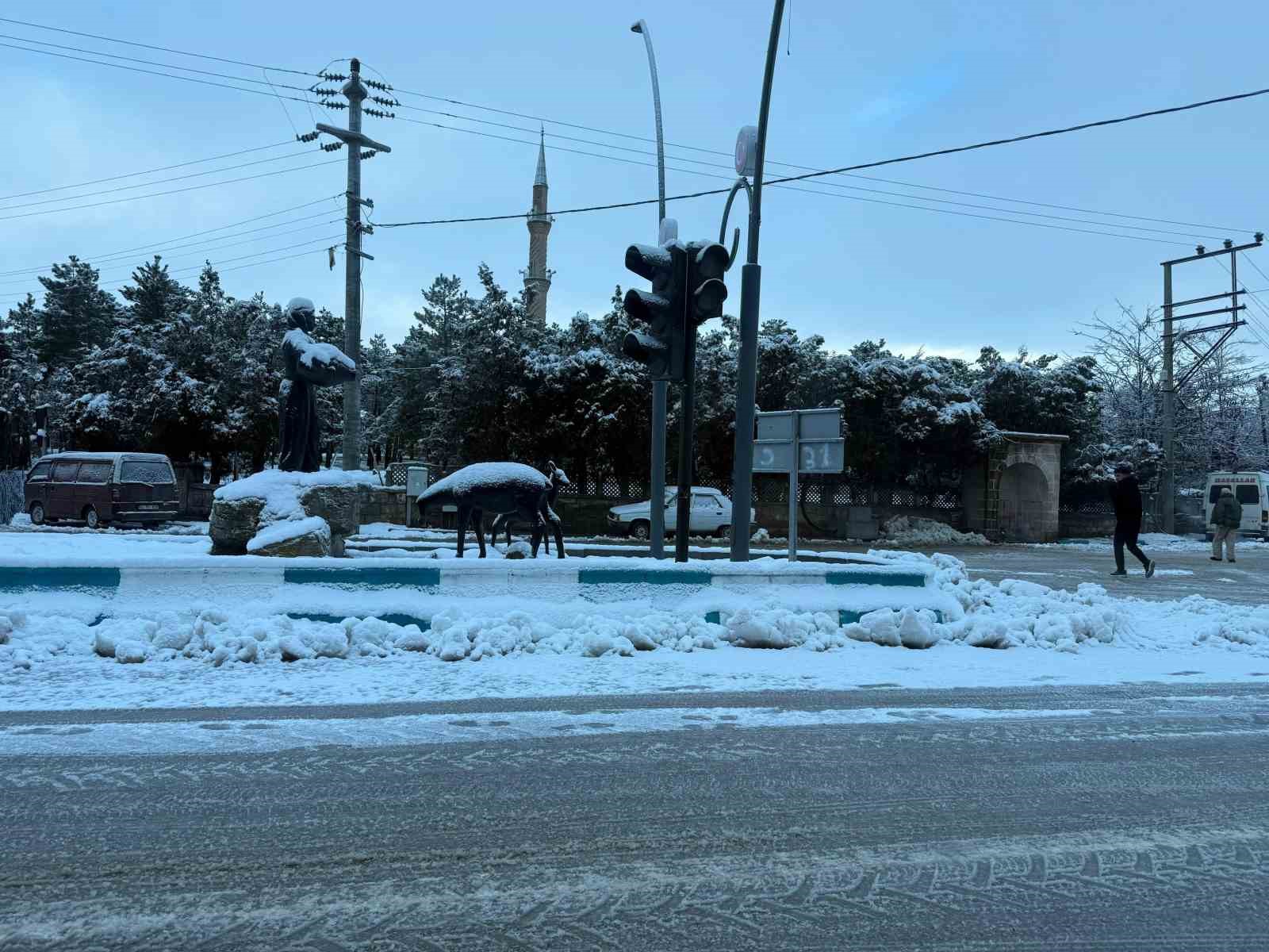İhsaniye’de yoğun kar yağışı
