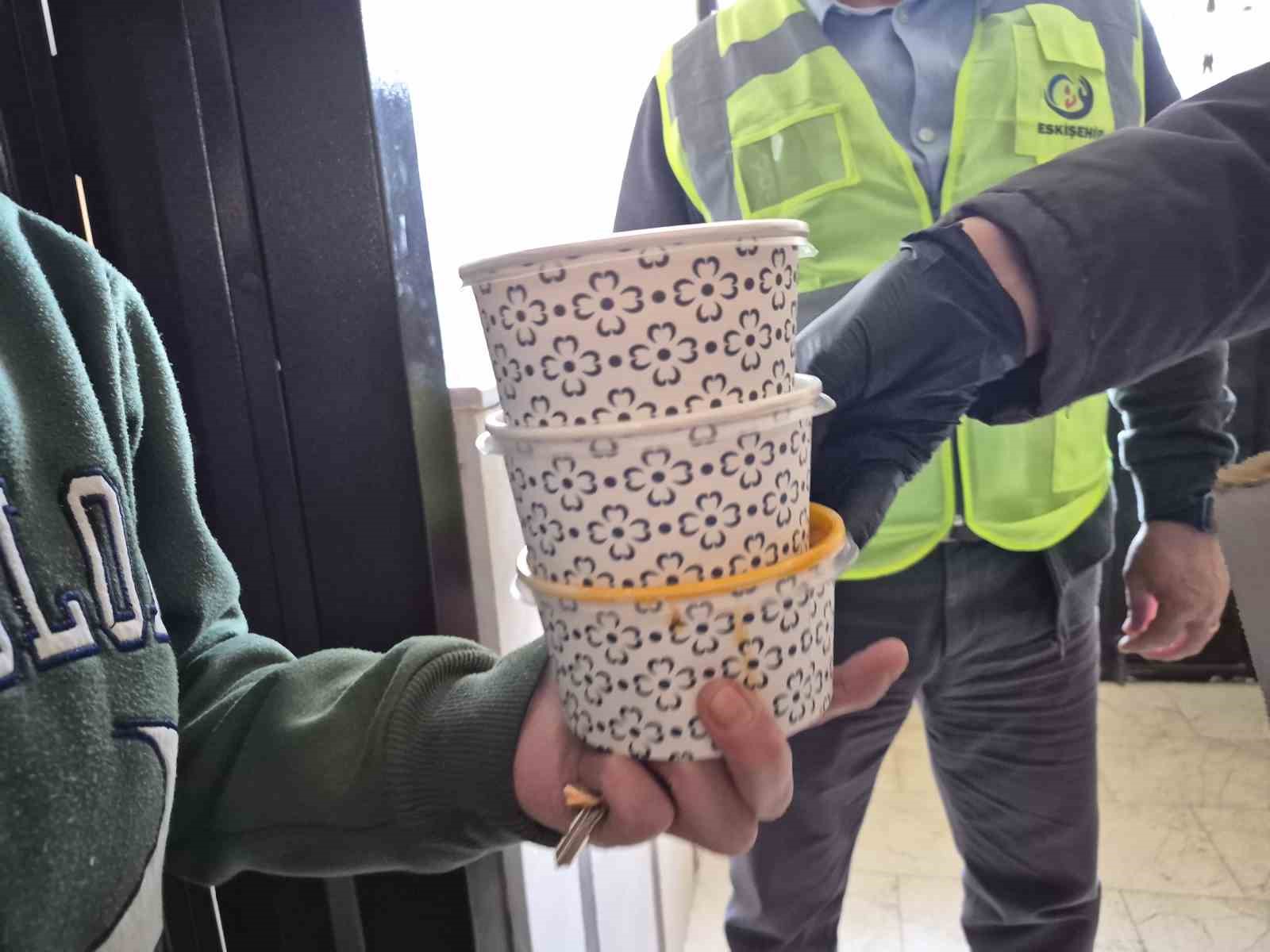 İhtiyaç sahibi vatandaşlar hayırseverlerin katkısıyla iftar yapıyor
İhtiyaç sahibi vatandaşlar hayırseverlerin katkısıyla iftar yapıyor