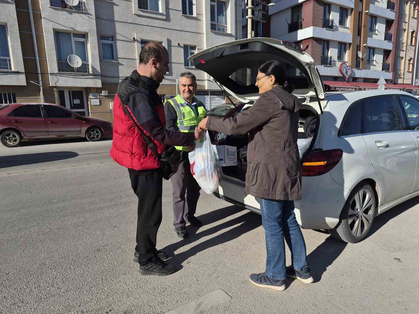 İhtiyaç sahibi vatandaşlar hayırseverlerin katkısıyla iftar yapıyor
İhtiyaç sahibi vatandaşlar hayırseverlerin katkısıyla iftar yapıyor