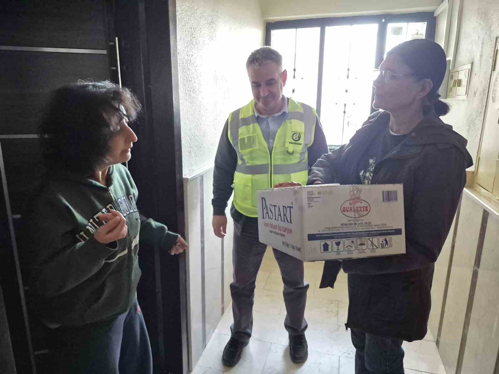 İhtiyaç sahibi vatandaşlar hayırseverlerin katkısıyla iftar yapıyor
İhtiyaç sahibi vatandaşlar hayırseverlerin katkısıyla iftar yapıyor