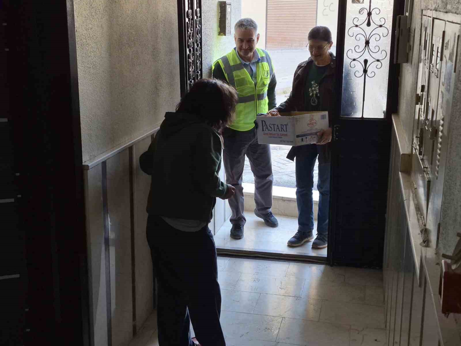 İhtiyaç sahibi vatandaşlar hayırseverlerin katkısıyla iftar yapıyor
İhtiyaç sahibi vatandaşlar hayırseverlerin katkısıyla iftar yapıyor