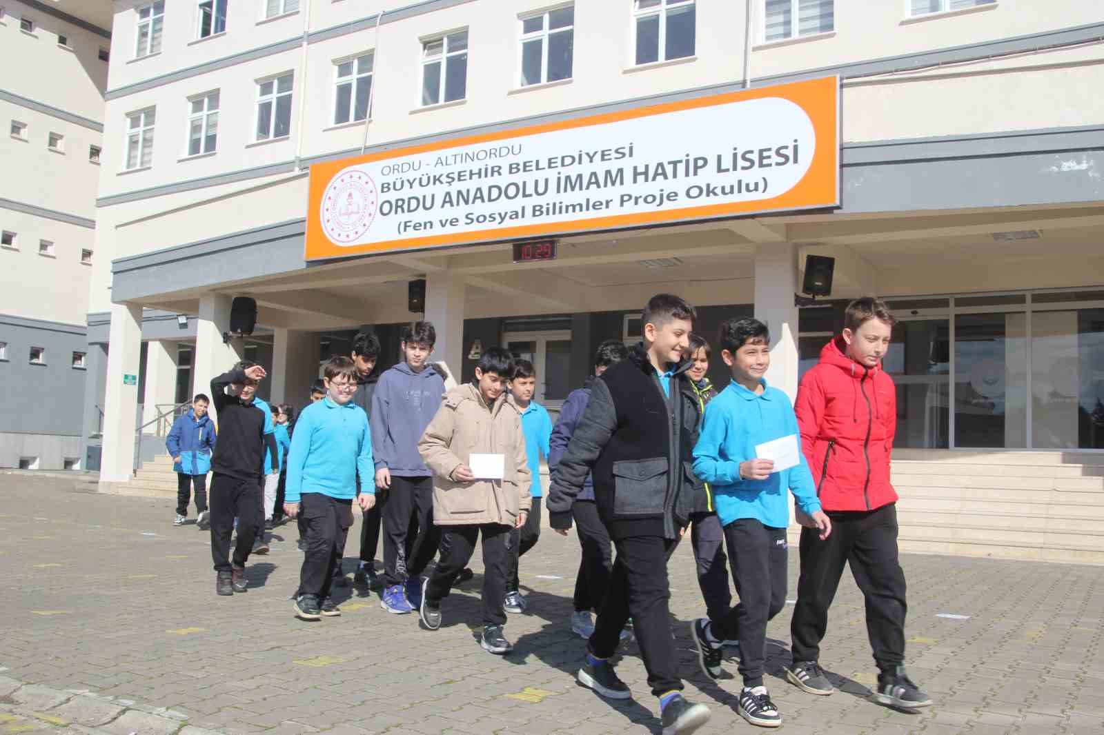 İhtiyaç sahipleri için harçlıklarını biriktiren öğrenciler duygulandırdı
