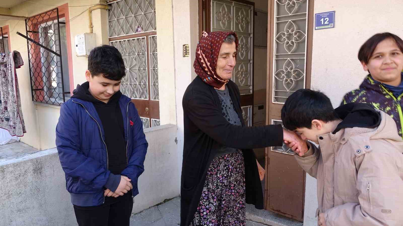 İhtiyaç sahipleri için harçlıklarını biriktiren öğrenciler duygulandırdı
