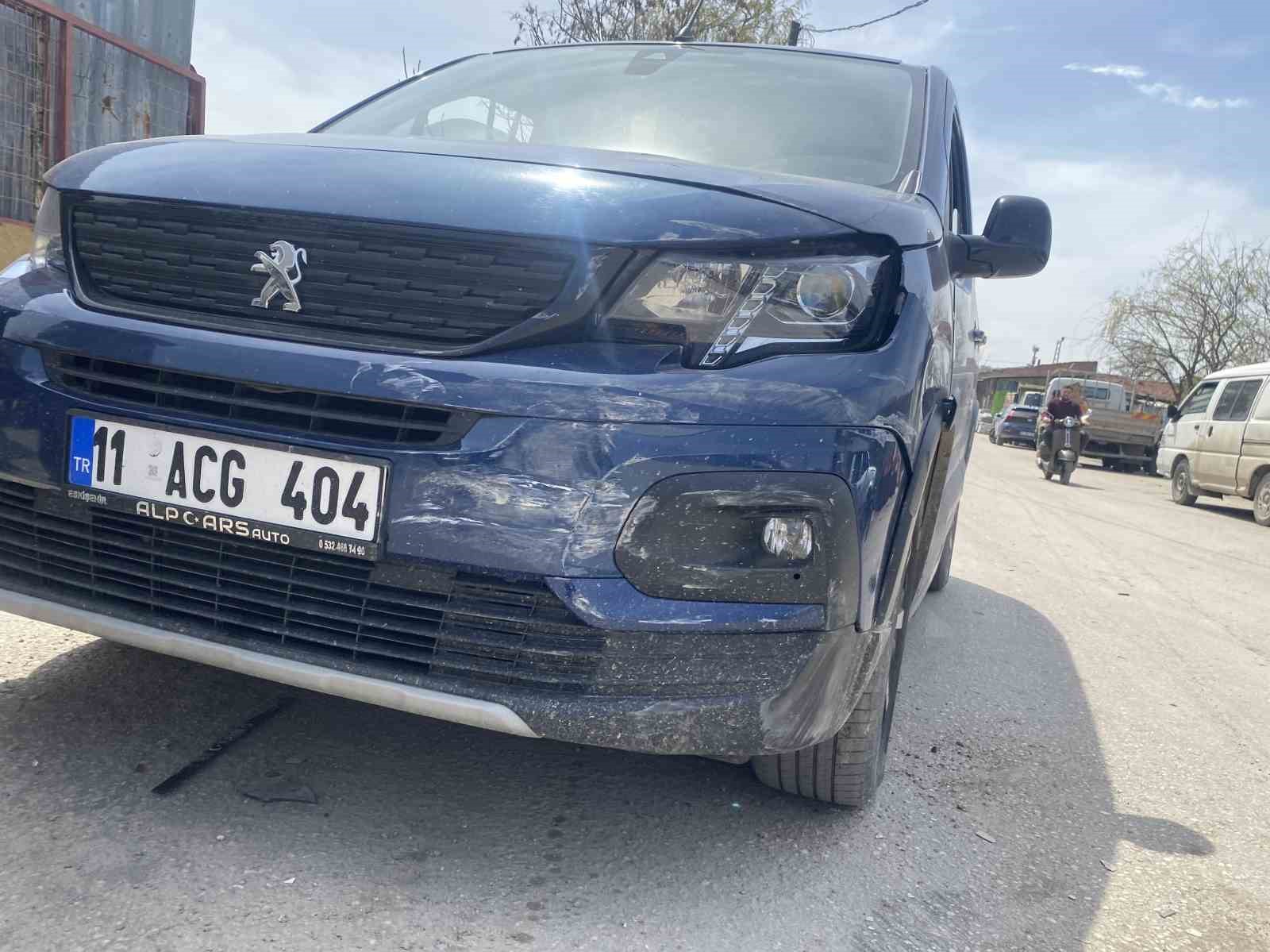 İki araç çarpıştı, 4 araç hasar aldı
