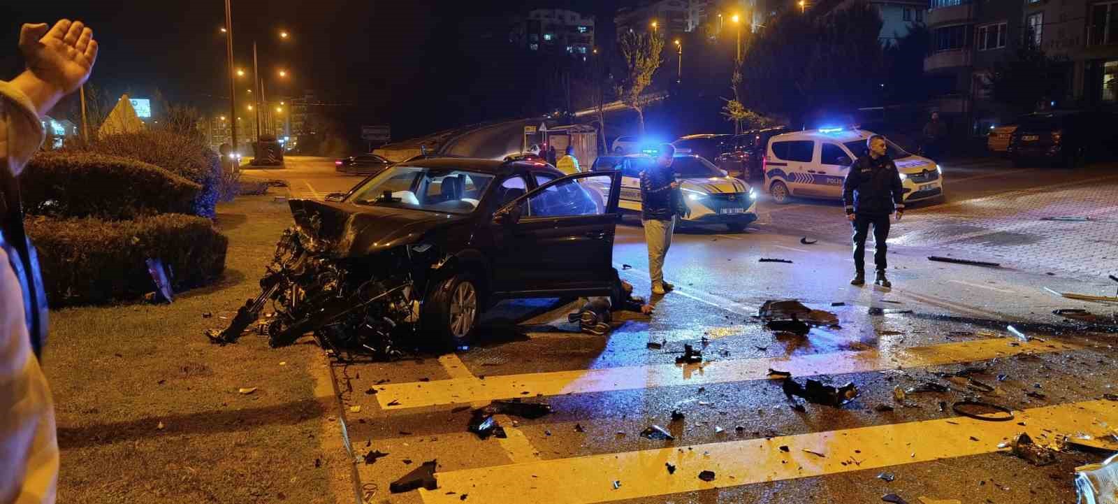 İki aracın kafa kafaya çarpıştığı feci kazada can pazarı: 3 ağır yaralı
