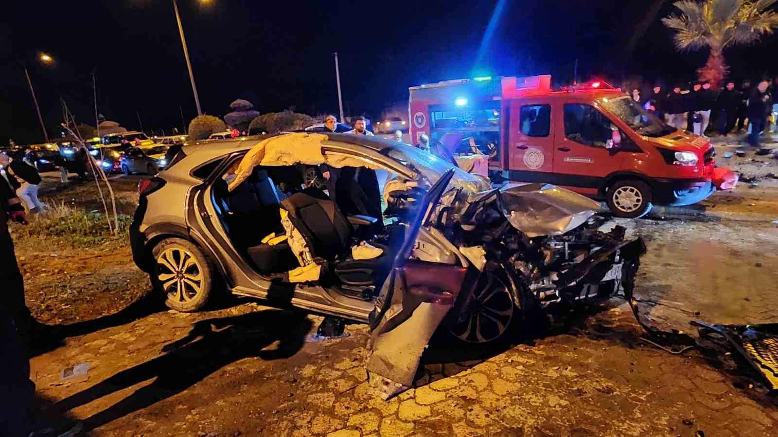 İki aracın kafa kafaya çarpıştığı feci kazada can pazarı: 3 ağır yaralı
