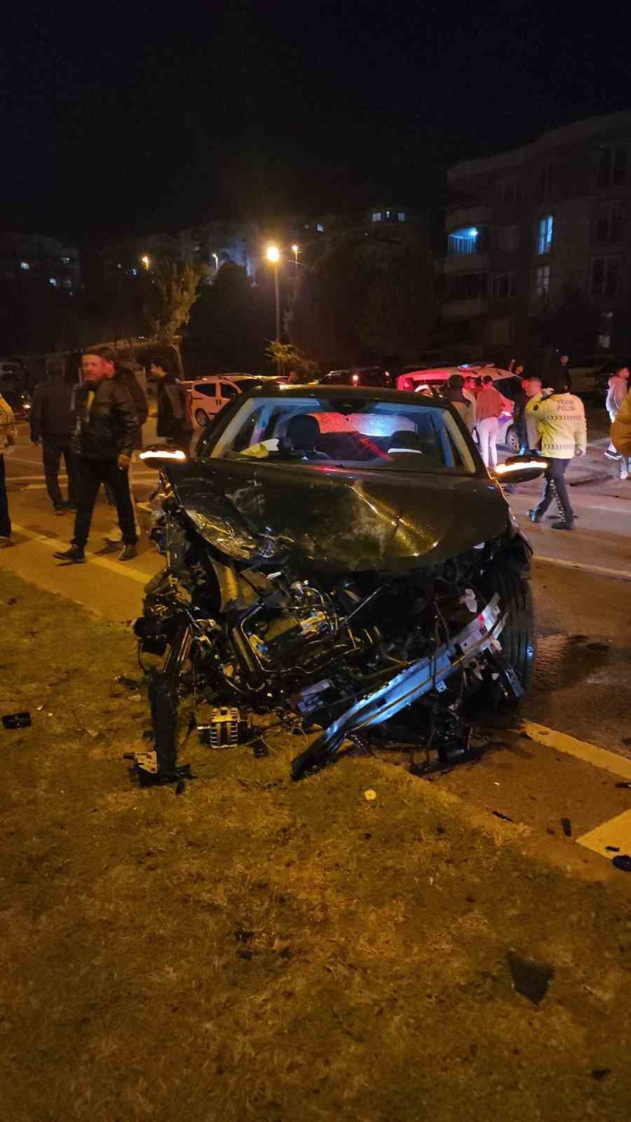 İki aracın kafa kafaya çarpıştığı feci kazada can pazarı: 3 ağır yaralı
