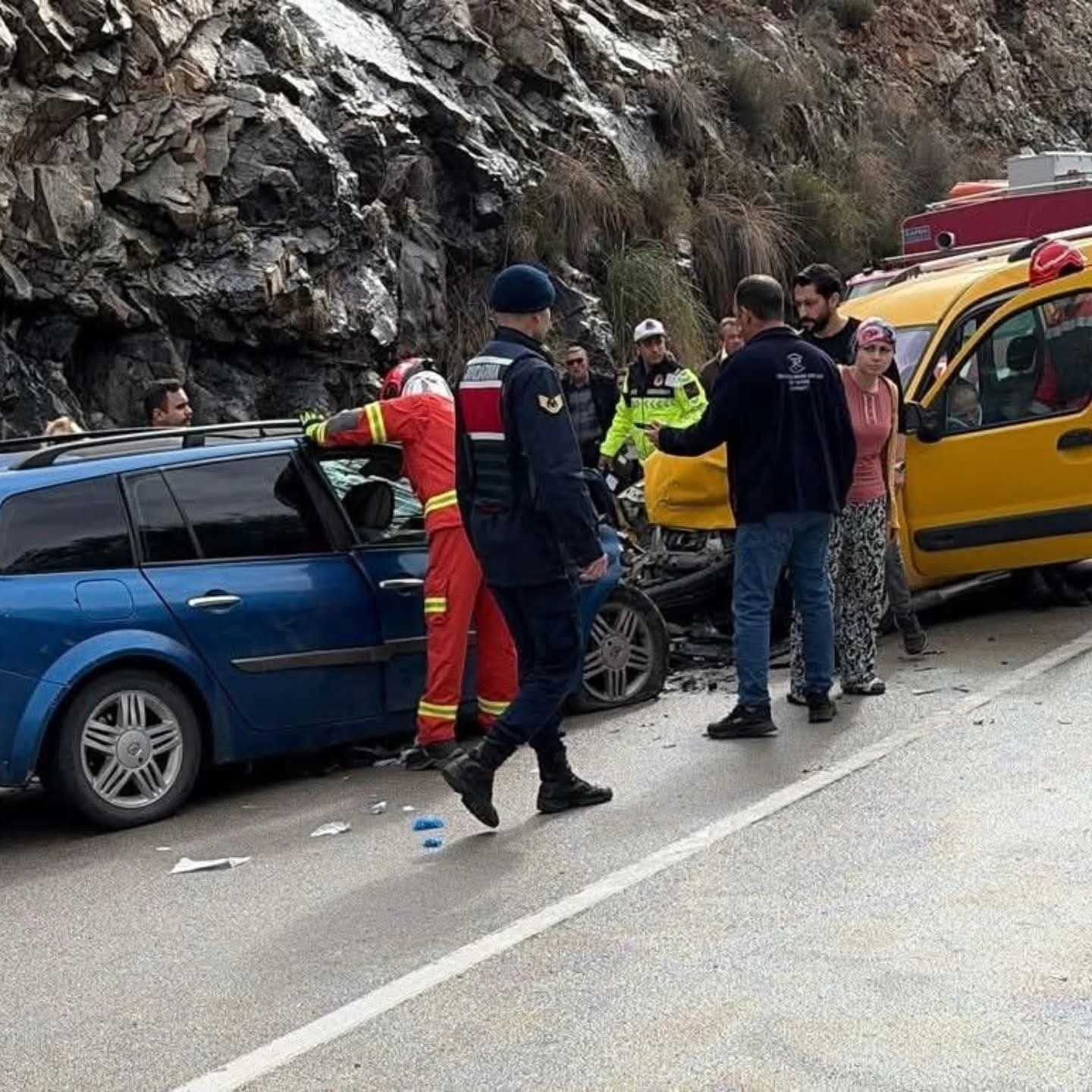 İki aracın kafa kafaya çarpıştığı kazada 2 yaşındaki çocuk hayatını kaybett: 6 yaralı
