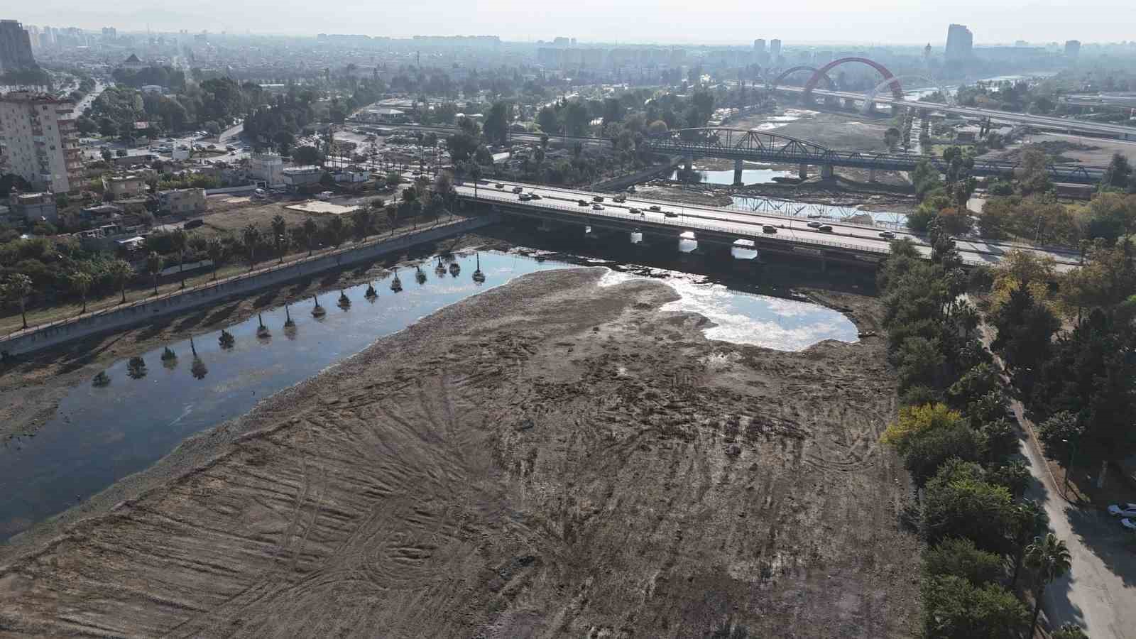 İki ayda gelen yağış barajı doldurdu: Seyhan Nehri coştu
