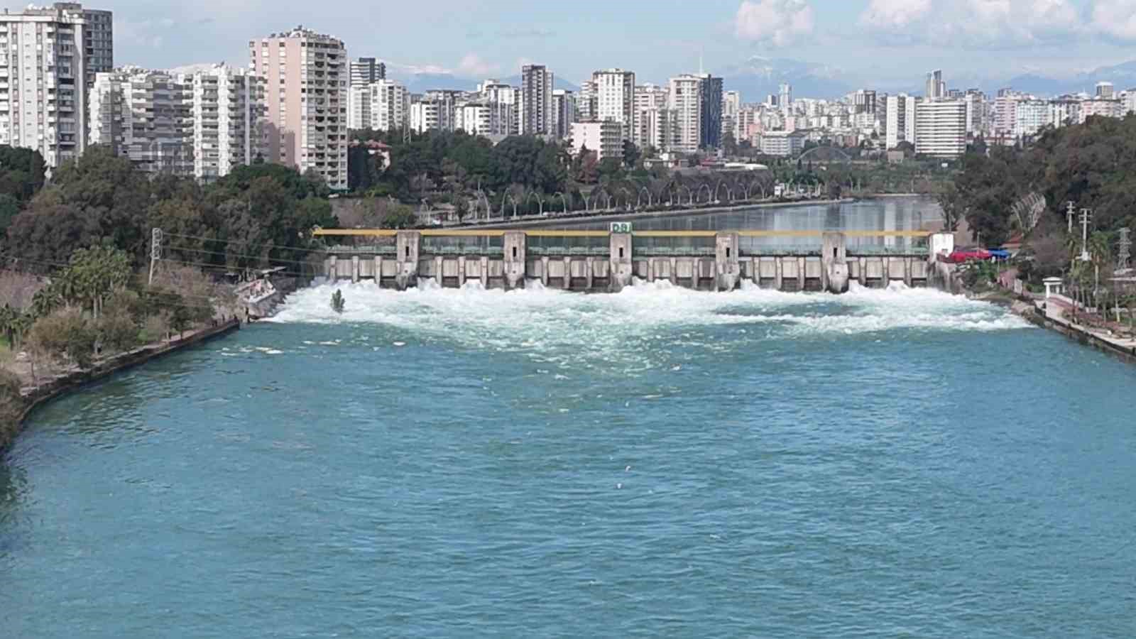 İki ayda gelen yağış barajı doldurdu: Seyhan Nehri coştu
