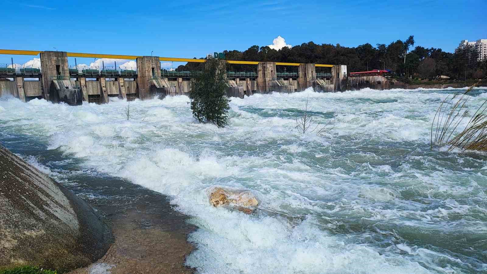İki ayda gelen yağış barajı doldurdu: Seyhan Nehri coştu

