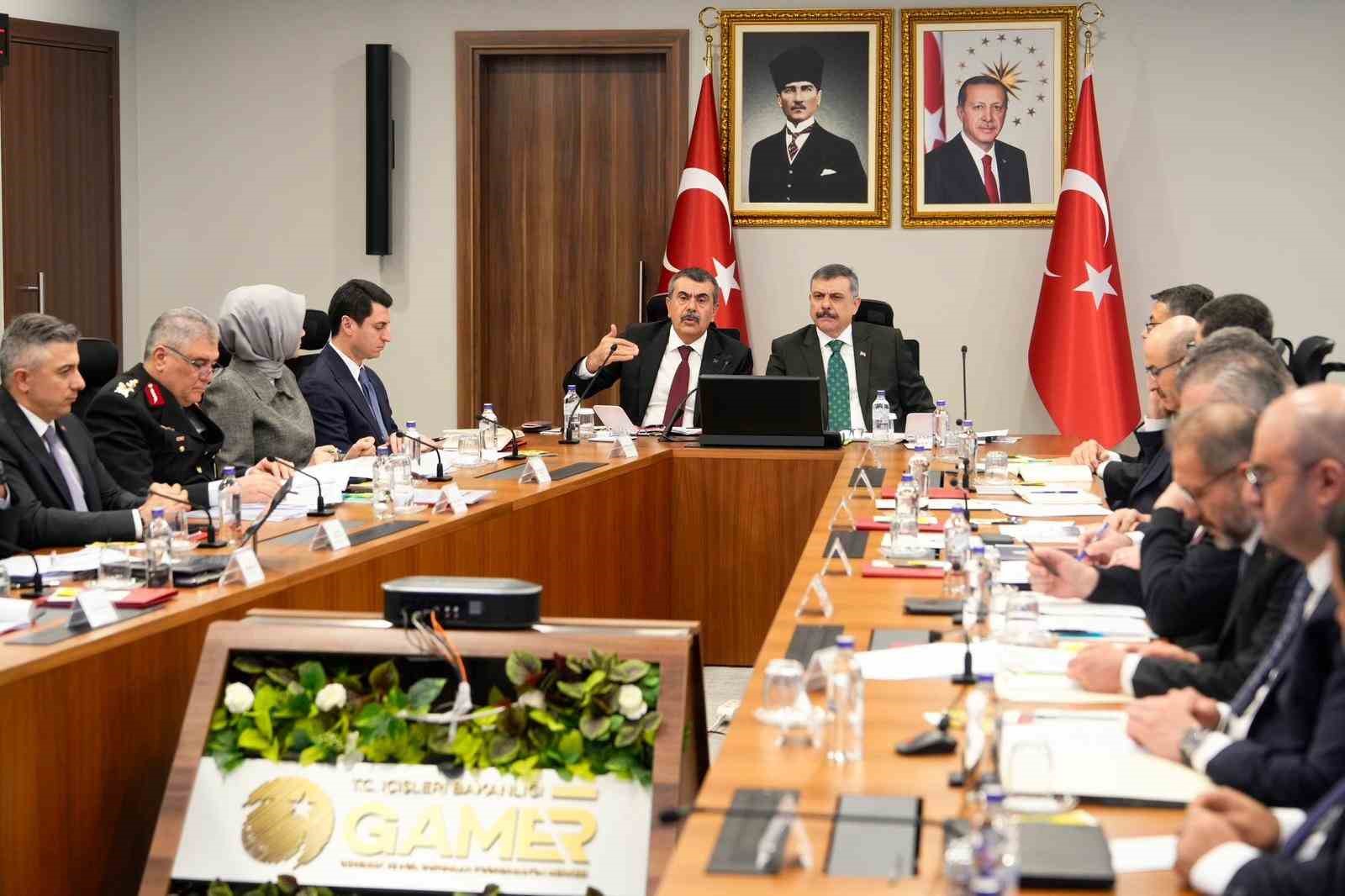 İki bakandan 81 il valisi ve il milli eğitim müdürü ile toplantı
