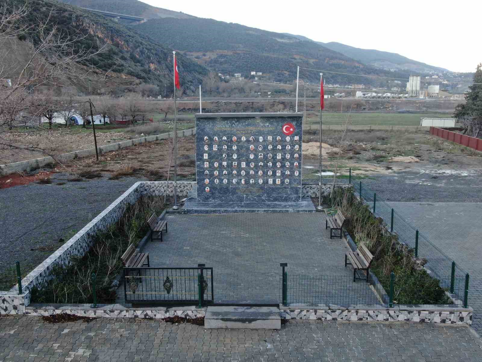 İki çocuğunu kaybeden muhtar köyüne deprem anıtı yaptırdı
