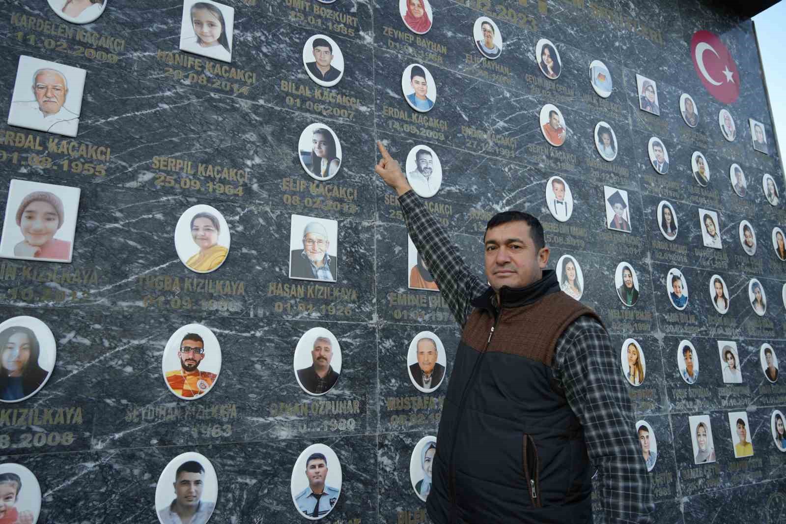 İki çocuğunu kaybeden muhtar köyüne deprem anıtı yaptırdı
