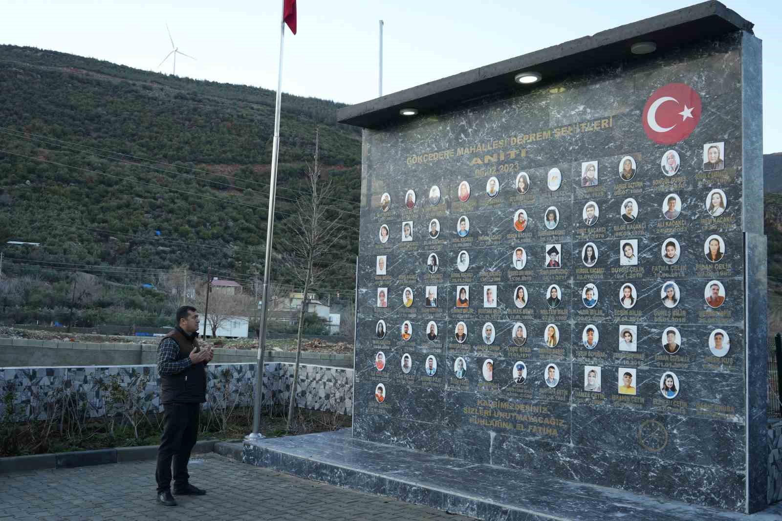 İki çocuğunu kaybeden muhtar köyüne deprem anıtı yaptırdı
