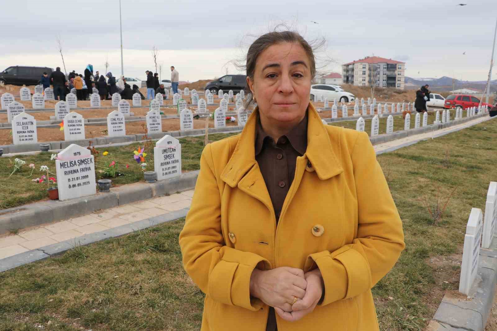 İki evladı vahşice öldürülen anne, bayram öncesi evlatlarının kabrini ziyaret etti
