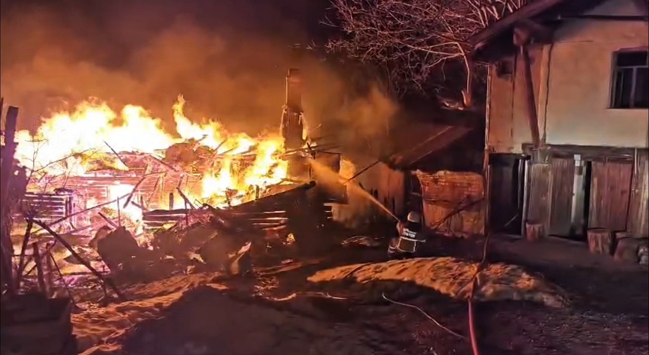 İki katlı ahşap ev alevlere teslim oldu: 1 yaralı
