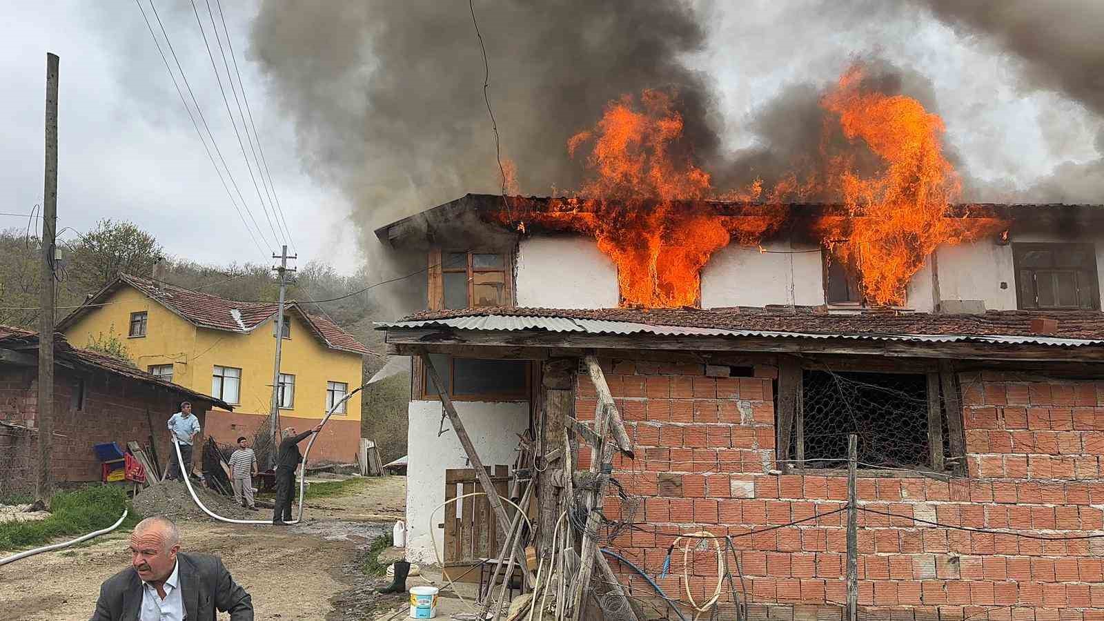 İki katlı ev alev alev yandı
