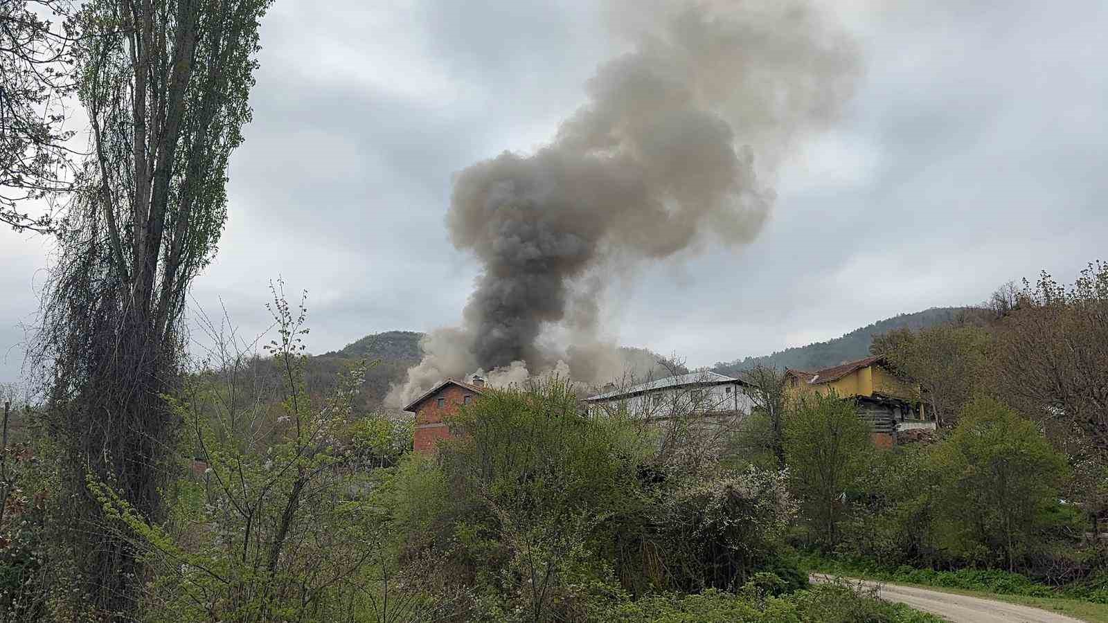 İki katlı ev alev alev yandı
